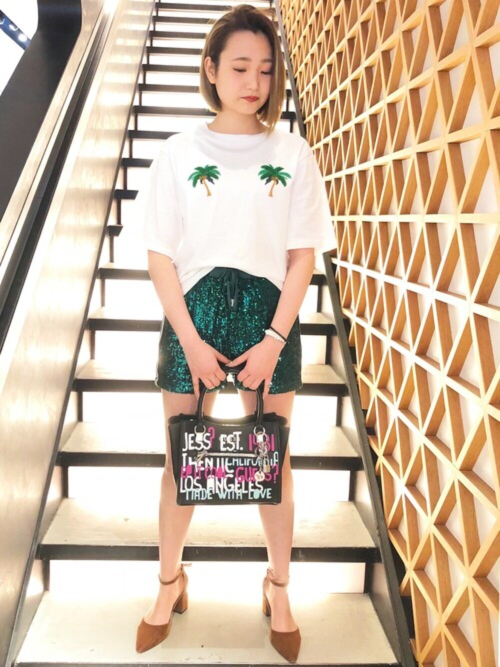 ホワイト系のTシャツ/カットソー、グリーン系のその他パンツ、ブラック系のハンドバッグを着用したレディースの春コーディネートの1枚目の写真