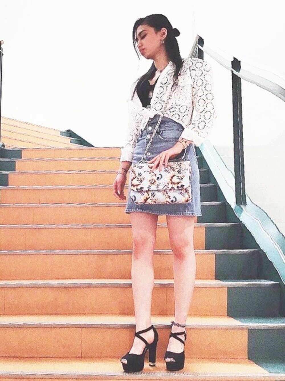 ブルー系のデニムスカート、ホワイト系のシャツ/ブラウスを着用したレディースの夏コーディネートの1枚目の写真