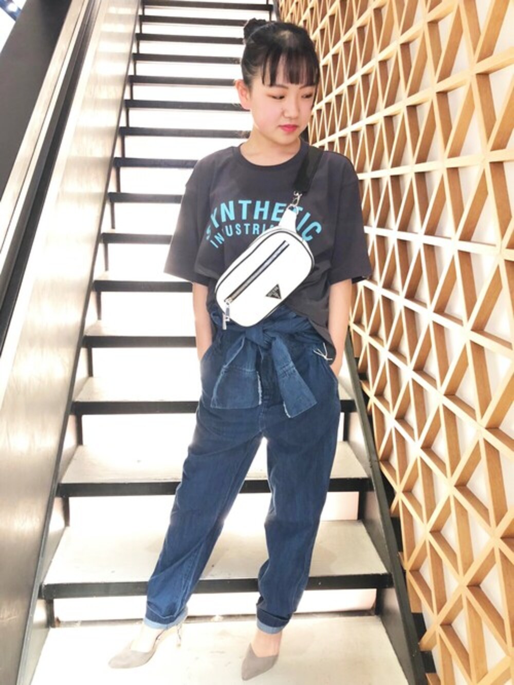 「ロゴT、カジュアル、夏、Tシャツ、オールインワン、夏コーデ、ウエストポーチ、guess、guess心斎橋」｜「GuessのCarpenter Denim Boiler Jumpsuit（つなぎ/オールインワン、ブルー系）」を使った、GUESS JAPANさん（レディース・158cm）の夏コーディネートの1枚目の写真