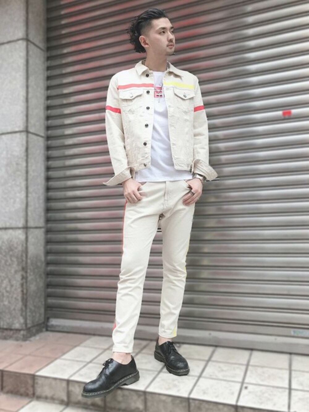 ホワイト系のデニムジャケット、ホワイト系のTシャツ/カットソー、ホワイト系のデニムパンツを着用したメンズの夏コーディネートの1枚目の写真