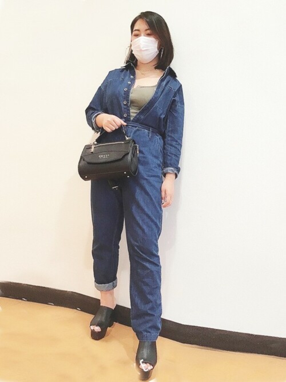 「デニム、バッグ、オールインワン、カーキ、春夏コーデ、デニムコーデ、guess、guess東京ベイ」｜「GuessのCarpenter Denim Boiler Jumpsuit（つなぎ/オールインワン、ブルー系）」を使った、GUESS JAPANさん（レディース・162cm）の夏コーディネートの1枚目の写真