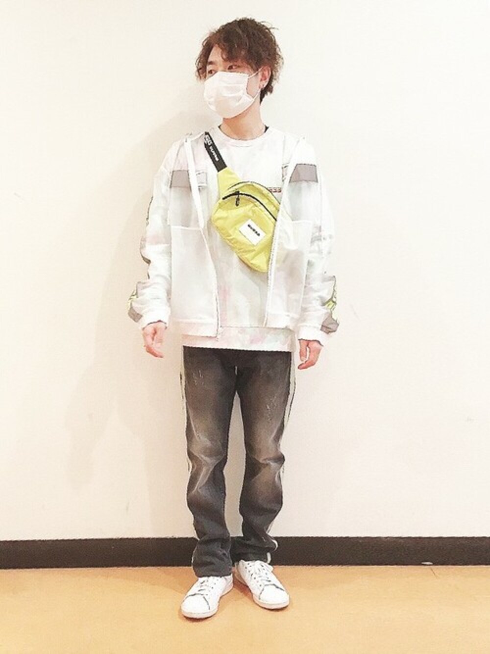 その他のその他アウター、ブラック系のデニムパンツ、イエロー系のボディバッグ/ウエストポーチを着用したメンズの夏コーディネートの1枚目の写真