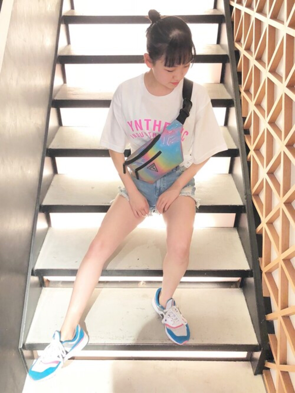 ホワイト系のTシャツ/カットソー、ブルー系のデニムパンツ、その他のボディバッグ/ウエストポーチを着用したレディースの夏コーディネートの1枚目の写真