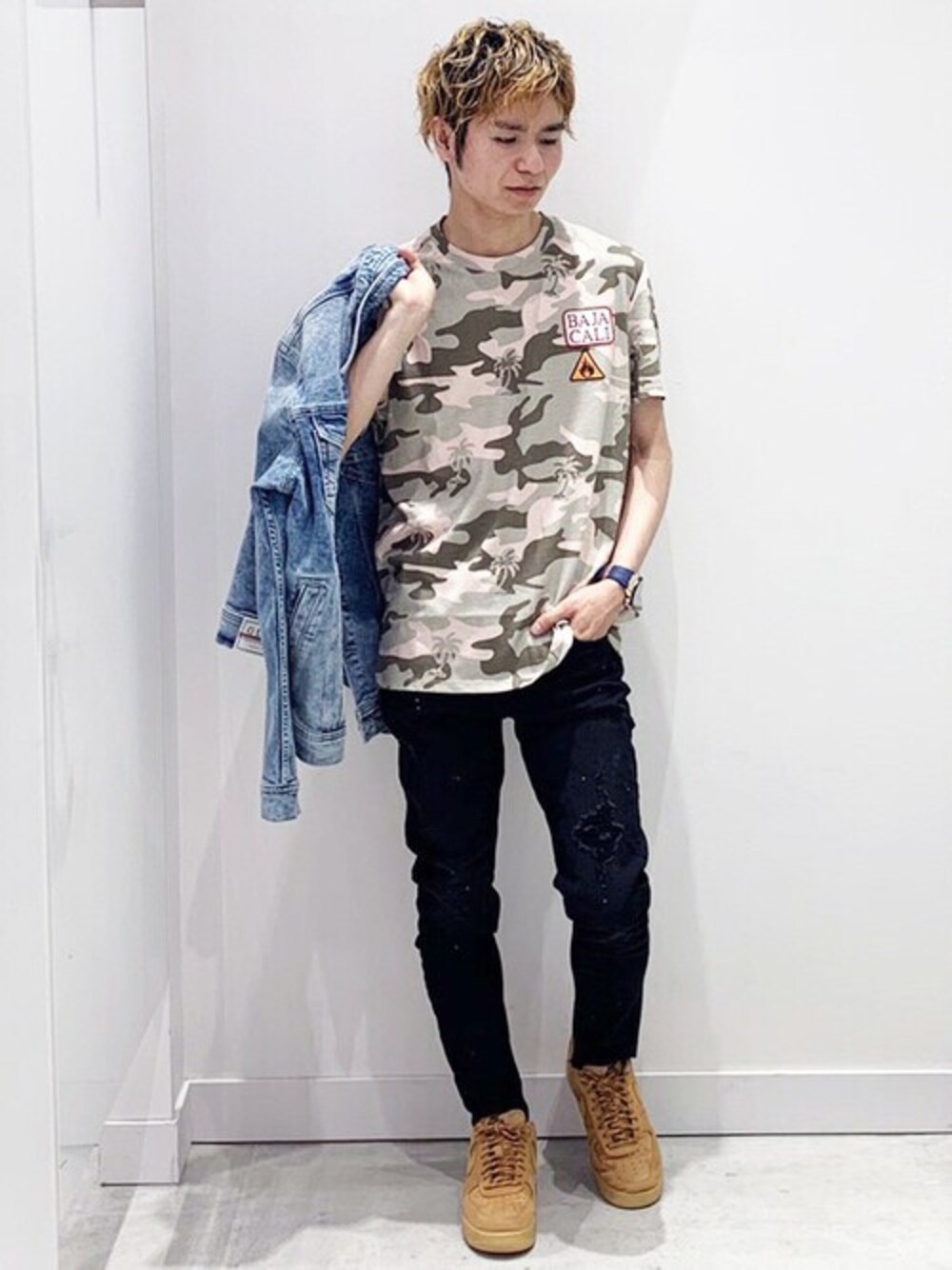 その他のTシャツ/カットソー、ブルー系のデニムジャケットを着用したメンズの夏コーディネートの1枚目の写真