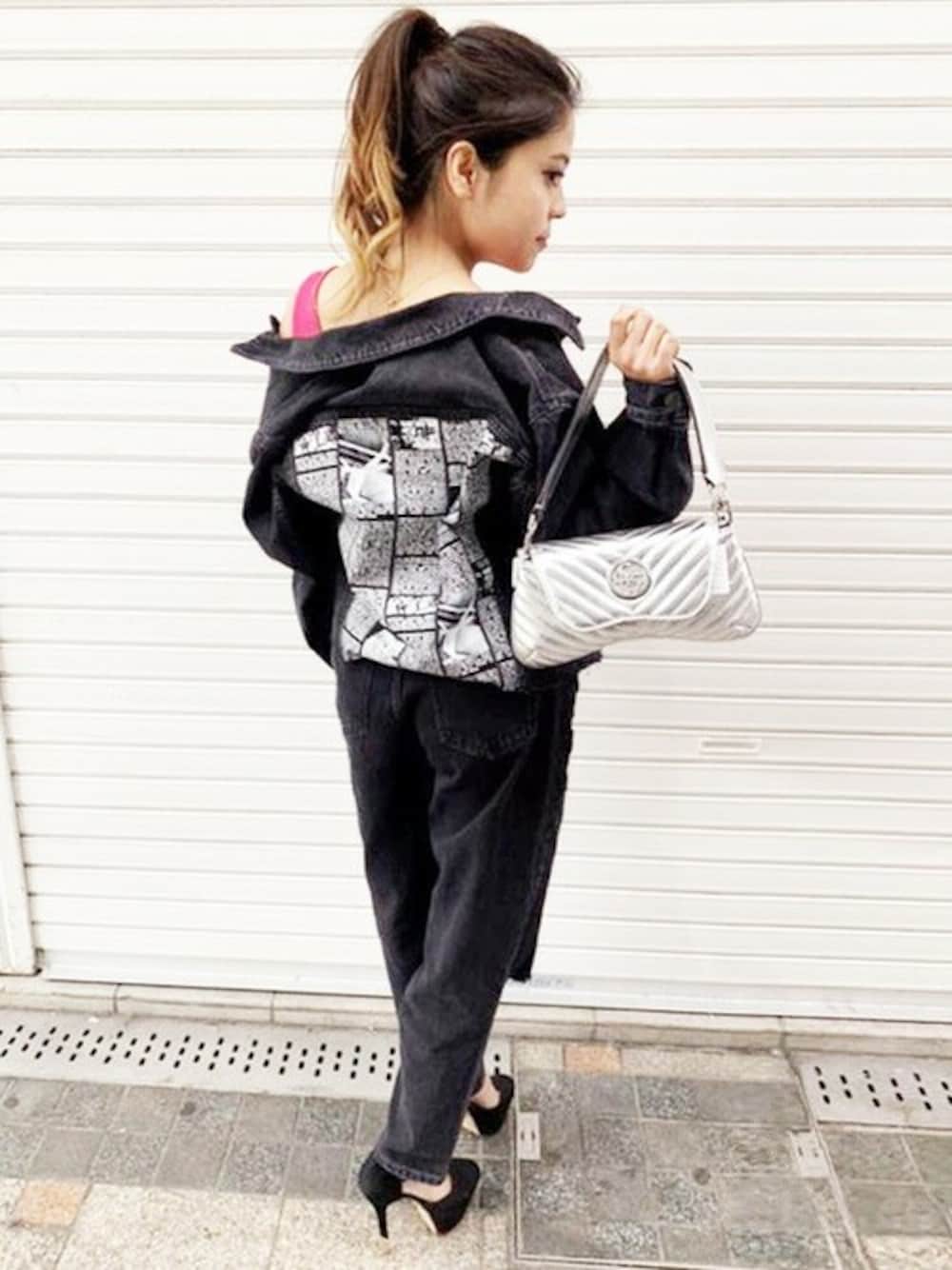 ブラック系のデニムジャケット、ピンク系のタンクトップ、シルバー系のショルダーバッグを着用したレディースの夏コーディネートの1枚目の写真