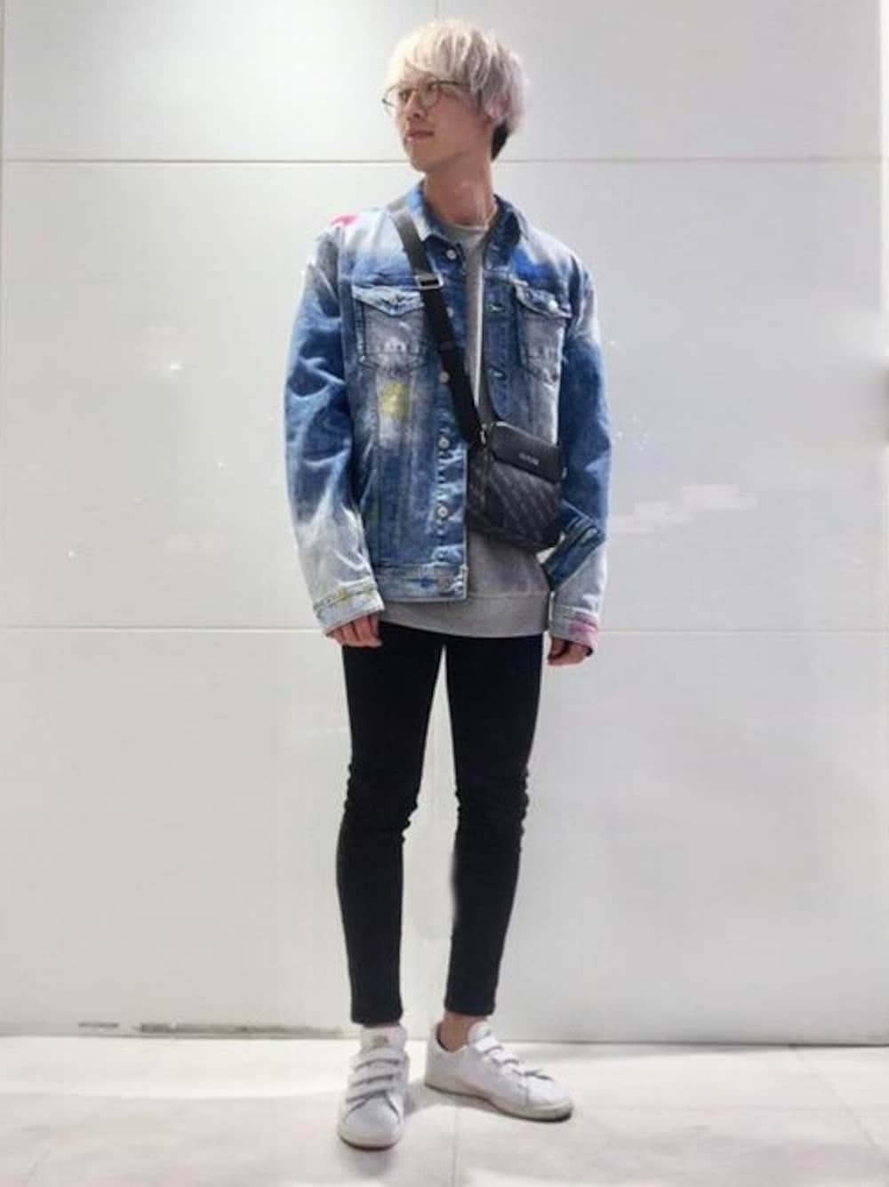 ブルー系のデニムジャケット、ブルー系のデニムパンツを着用したレディースの夏コーディネートの1枚目の写真