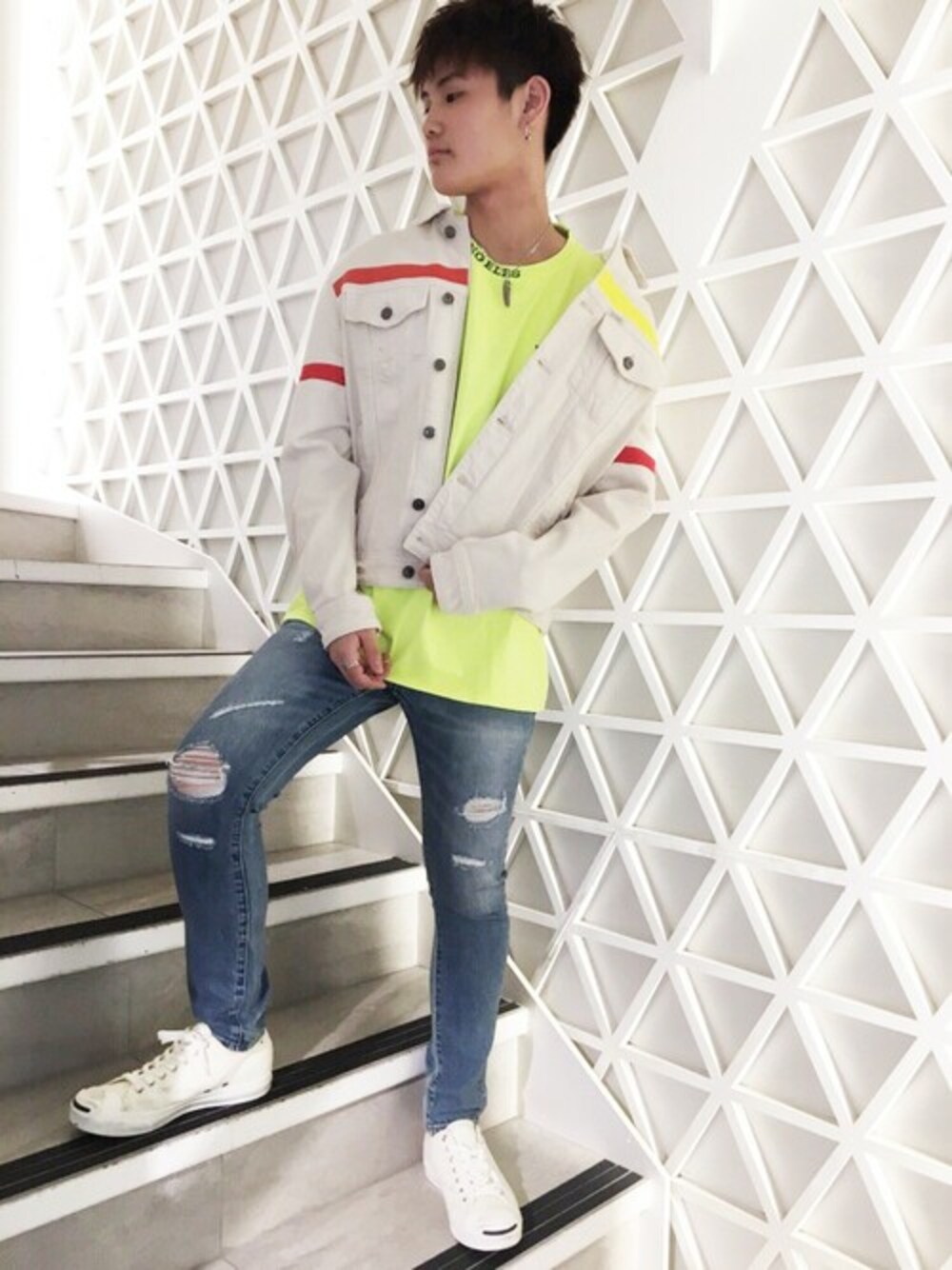 「カジュアル、スポーツミックス、ネオンカラー、スポーティー、春夏コーデ、guess、90'Sコーデ、guess渋谷」｜「GuessのDillon Color Tape Denim Jacket（デニムジャケット、ホワイト系）」を使った、GUESS JAPANさん（メンズ・175cm）の夏コーディネートの1枚目の写真