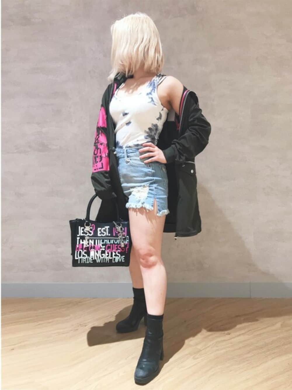 「デニム、トートバッグ、パーカー、タイダイ柄、タンクトップ、デニムショートパンツ、低身長、guess、ジップアップパーカー、guess錦糸町」｜「GuessのAzure Hooded Parka（その他アウター、ブラウン系）」を使った、GUESS JAPANさん（レディース・152cm）の春コーディネートの1枚目の写真