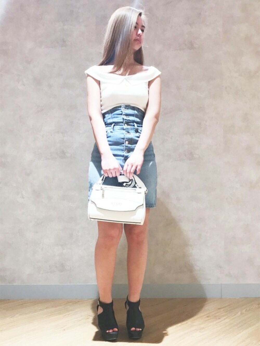 ブルー系のデニムスカートを着用したレディースの夏コーディネートの1枚目の写真