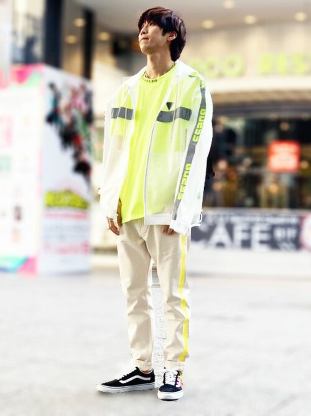 イエロー系のTシャツ/カットソー、ホワイト系のデニムパンツ、その他のその他アウターを着用したメンズの夏コーディネートの1枚目の写真