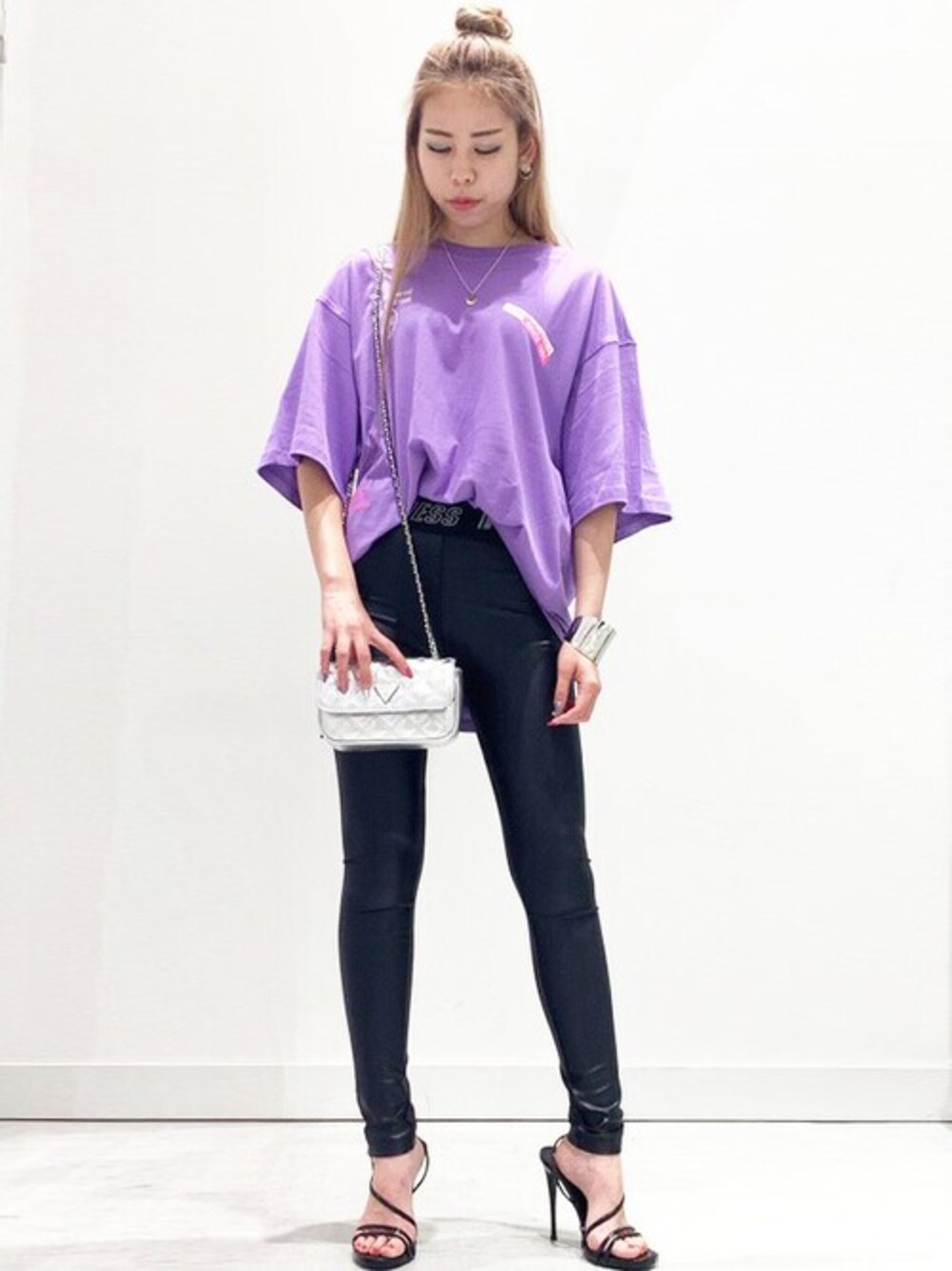 「カジュアル、夏、Tシャツ、レギンス、休日スタイル、夏コーデ、カジュアルコーデ、guess、guess沖縄」｜「GuessのLoose-Fit Downtown Logo Tee（Tシャツ/カットソー、パープル系）」を使った、GUESS JAPANさん（レディース・156cm）の夏コーディネートの1枚目の写真