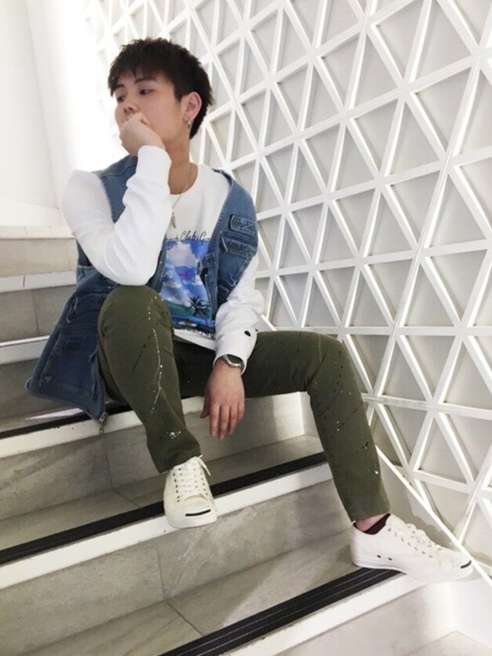 「デニム、ジーンズ、Tシャツ、ベスト、ロンT、デニムベスト、guess、フィッシングベスト、guess渋谷」｜「GuessのUtility Denim Vest（ベスト、ブルー系）」を使った、GUESS JAPANさん（レディース・175cm）の夏コーディネートの1枚目の写真
