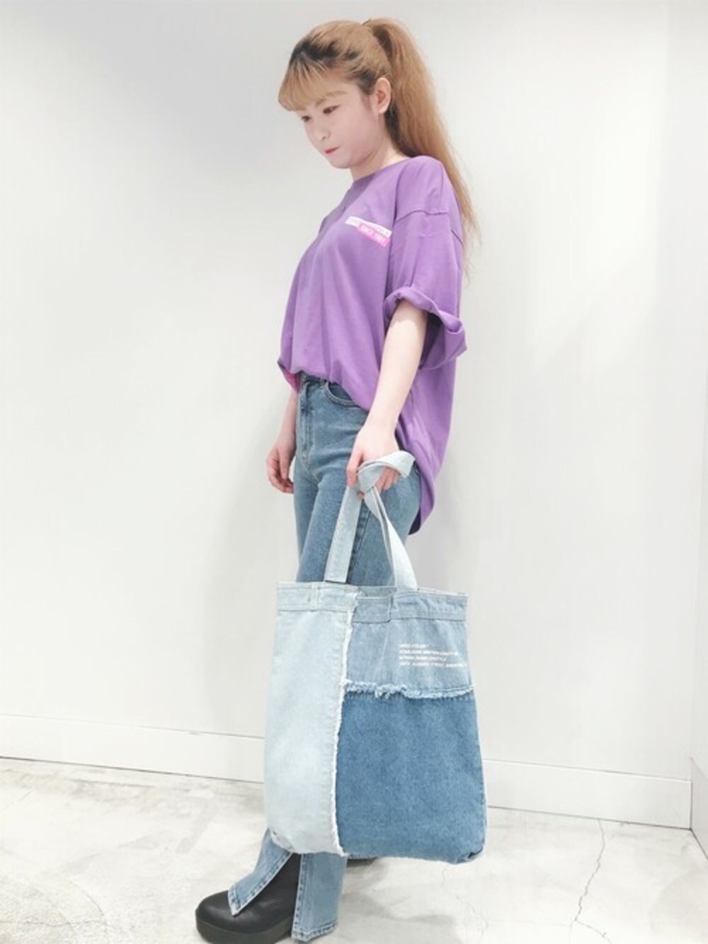 パープル系のTシャツ/カットソー、ブルー系のトートバッグを着用したレディースの夏コーディネートの1枚目の写真