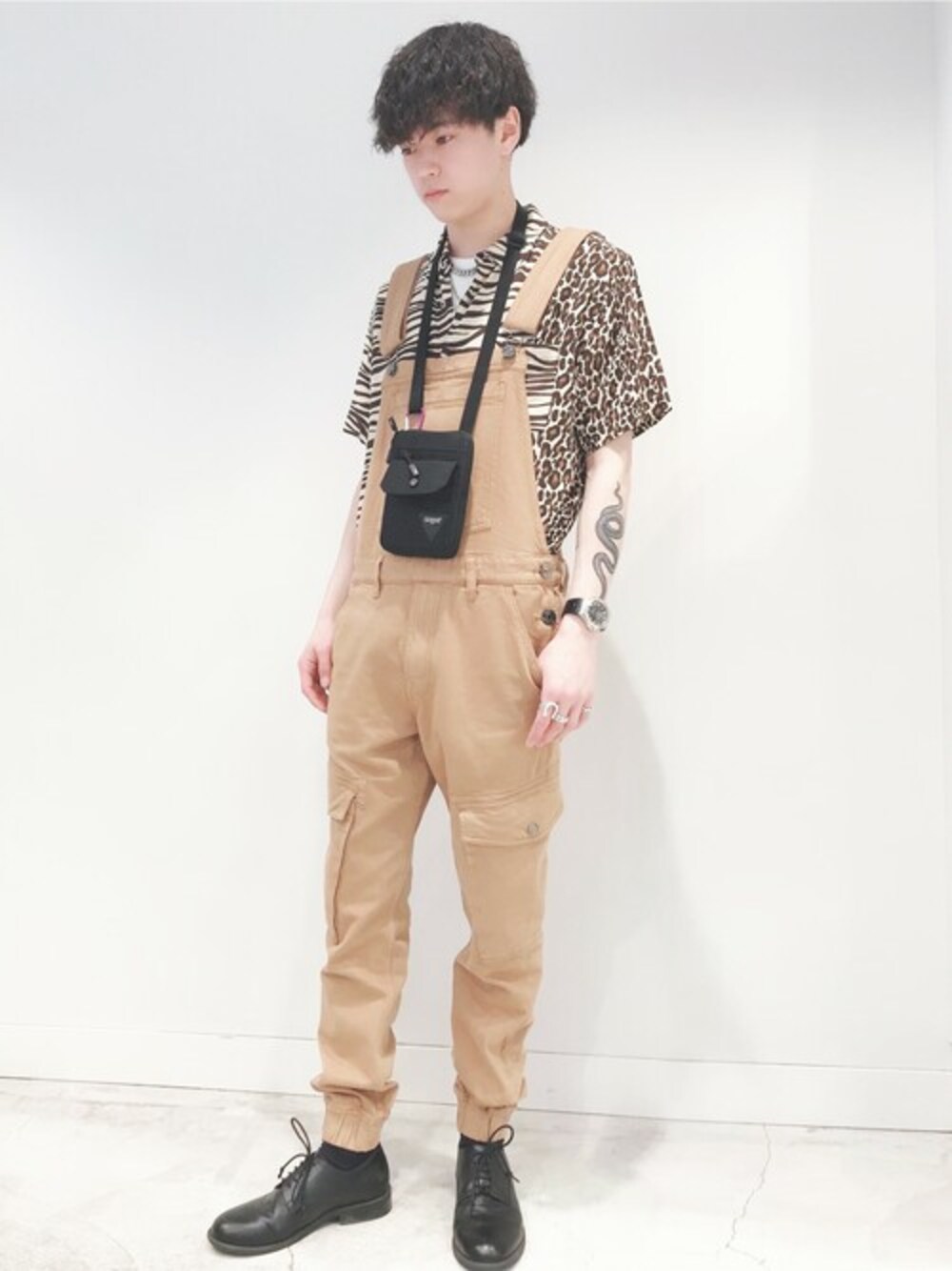 「レオパード、シャツ、柄シャツ、アウトドアスタイル、オールインワン、オーバーオール、アニマル柄、シャツスタイル、guess、guess新宿」｜「GuessのEco Rogan Jungle Print Mix S/S Shirt（シャツ/ブラウス、ブラウン系）」を使った、GUESS JAPANさん（メンズ・179cm）の夏コーディネートの1枚目の写真