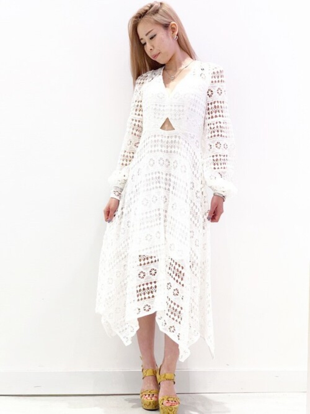 「ワンピース、夏、レース、ドレス、レースワンピース、夏コーデ、ワンピーススタイル、guess、初夏、guess沖縄」｜「GuessのMarcella Dress（ワンピース、ホワイト系）」を使った、GUESS JAPANさん（レディース・156cm）の夏コーディネートの1枚目の写真