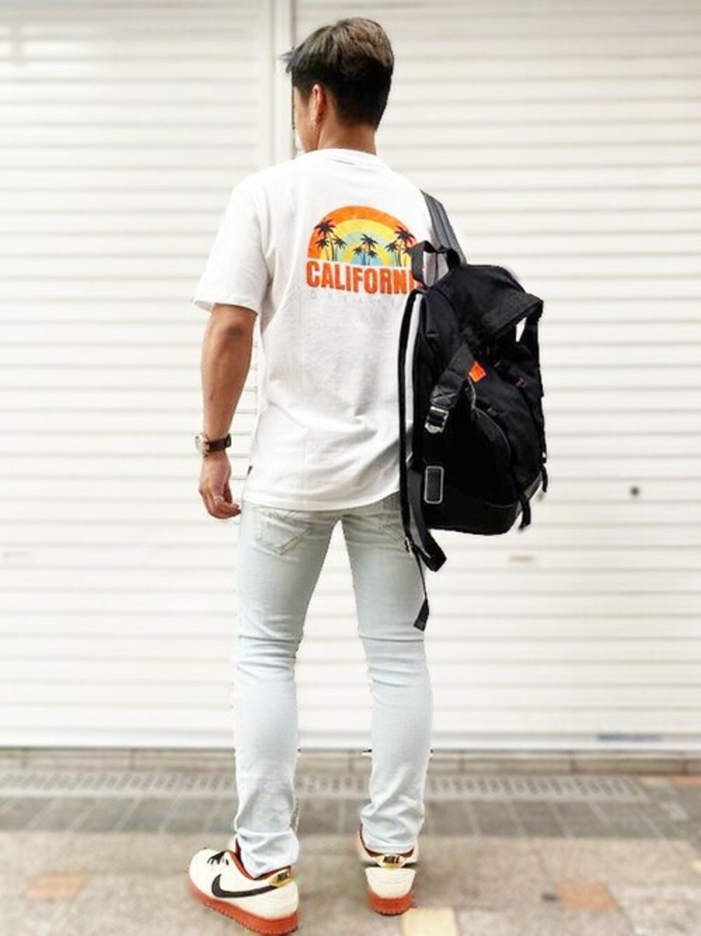 ホワイト系のTシャツ/カットソー、ブルー系のデニムパンツを着用したメンズの夏コーディネートの1枚目の写真