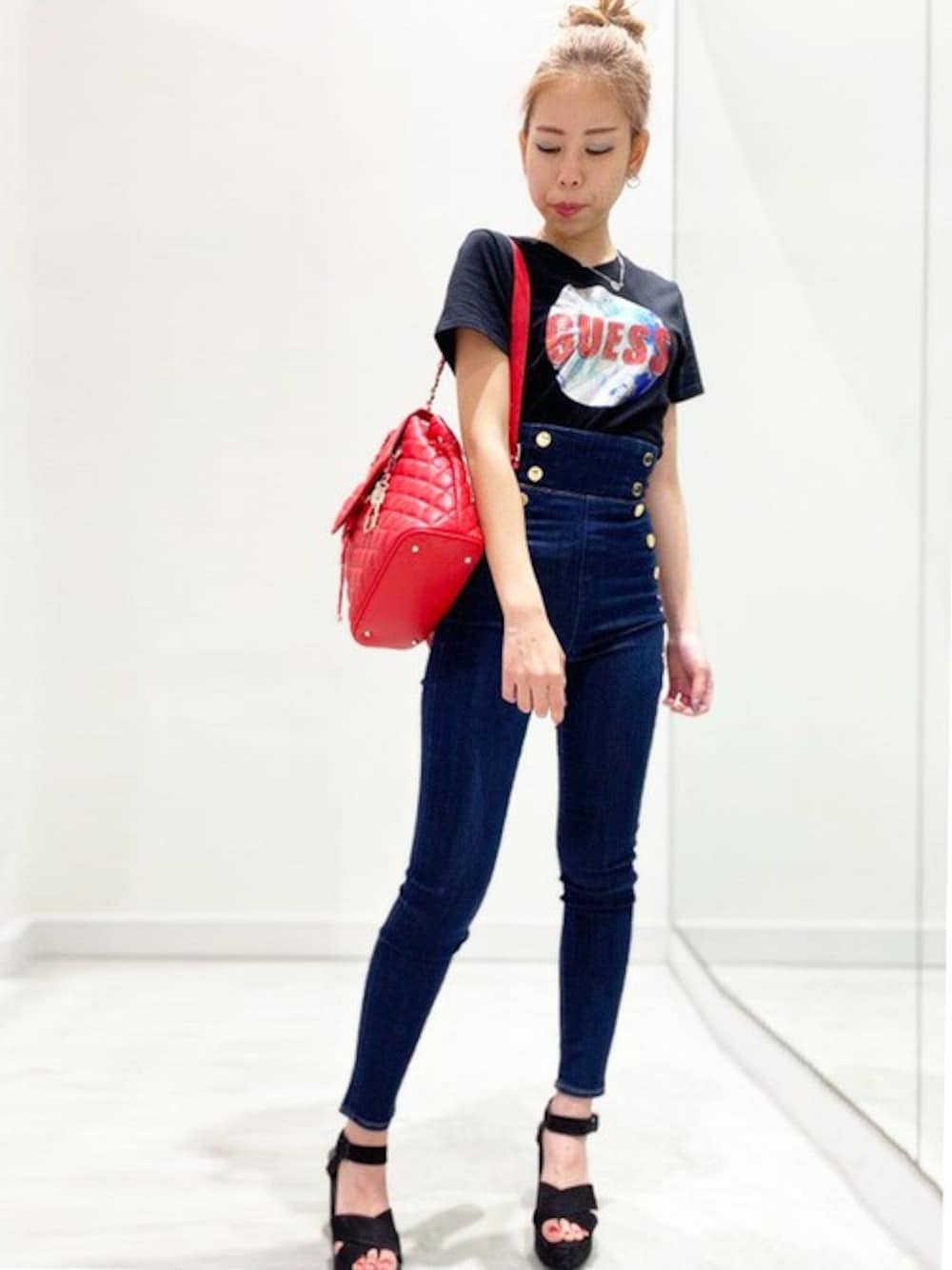 ブラック系のTシャツ/カットソー、ブルー系のデニムパンツ、レッド系のバックパック/リュックを着用したレディースの夏コーディネートの1枚目の写真