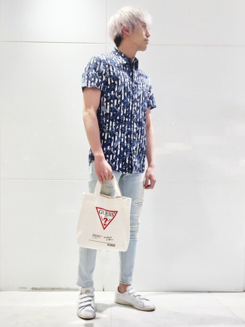 ブルー系のシャツ/ブラウス、ブルー系のデニムパンツ、ホワイト系のトートバッグを着用したメンズの夏コーディネートの1枚目の写真