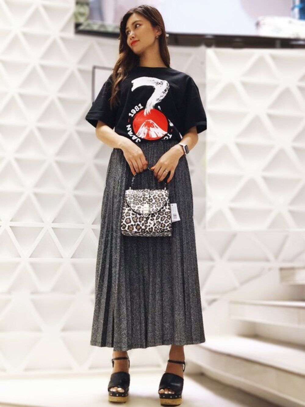 ブラック系のTシャツ/カットソー、その他のハンドバッグ、その他のスカートを着用したレディースの夏コーディネートの1枚目の写真