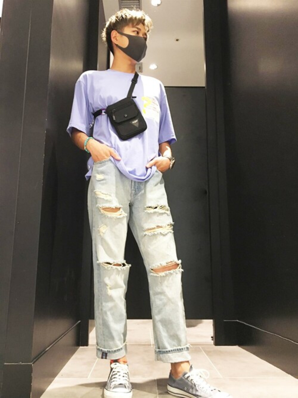 ブルー系のTシャツ/カットソー、ブルー系のデニムパンツを着用したメンズの夏コーディネートの1枚目の写真