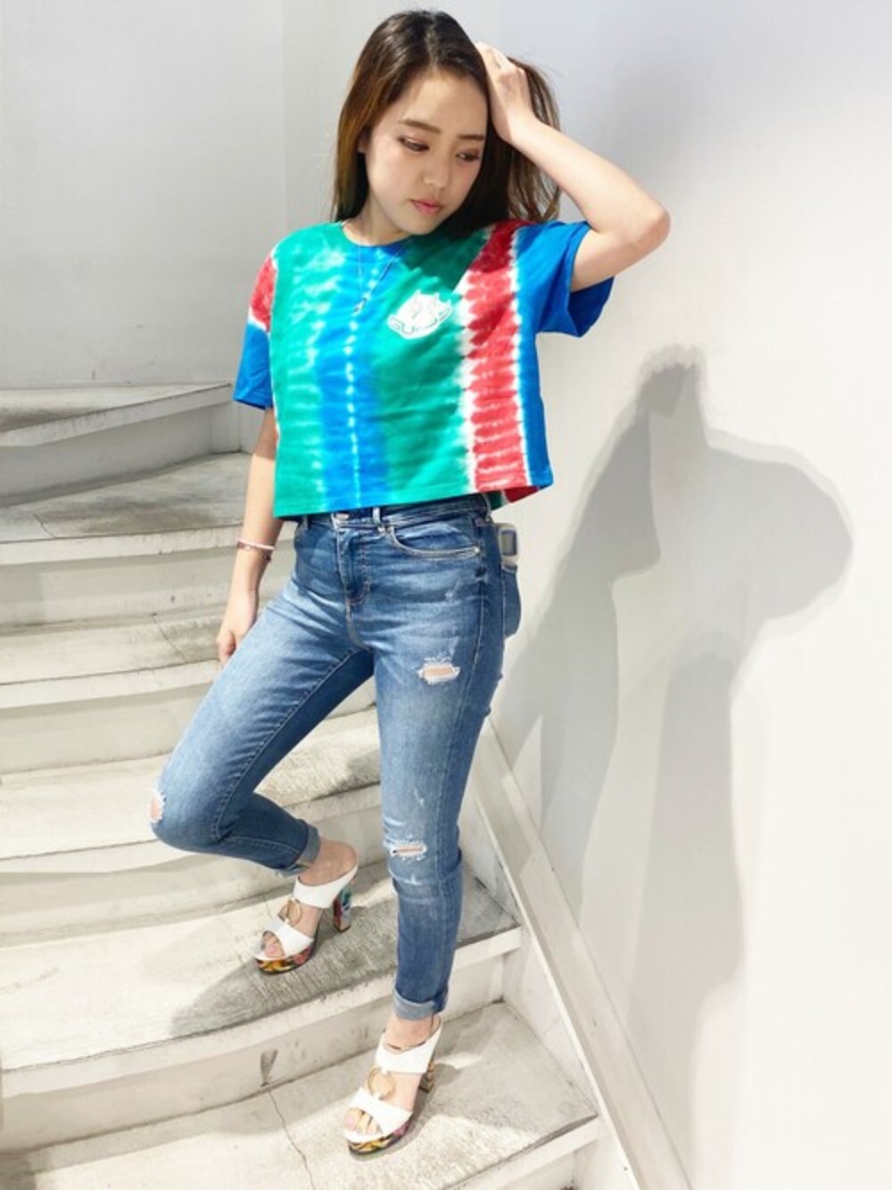 「デニム、カジュアル、夏、Tシャツ、タイダイ柄、デニムパンツ、夏コーデ、タイダイ、guess、guess新宿」｜「GuessのGUESS x J BALVIN Smile Tie-Dye Cropped Tee（Tシャツ/カットソー、ブルー系）」を使った、GUESS JAPANさん（レディース・154cm）の夏コーディネートの1枚目の写真