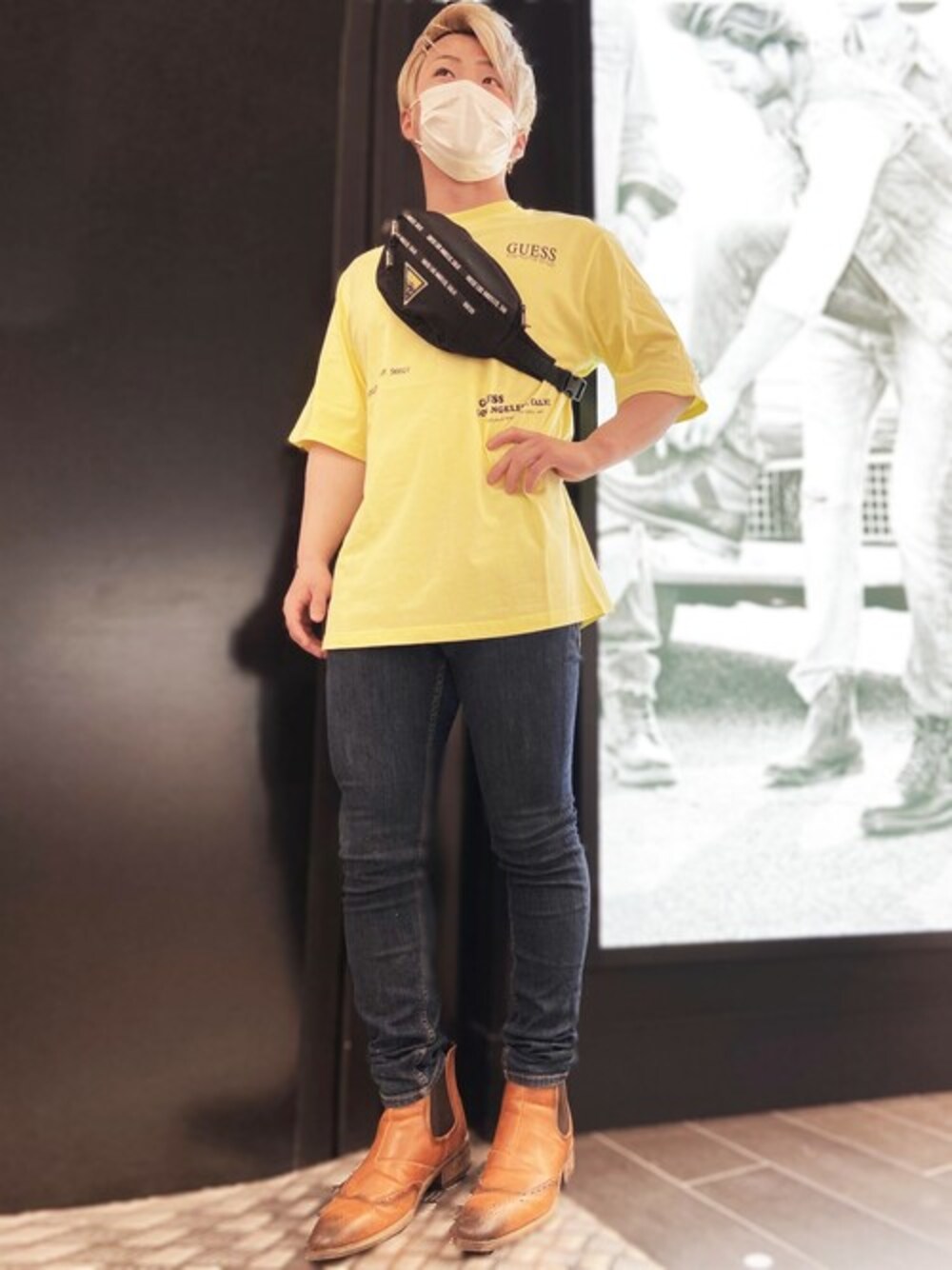 ブルー系のデニムパンツ、ブルー系のデニムパンツを着用したメンズの夏コーディネートの1枚目の写真