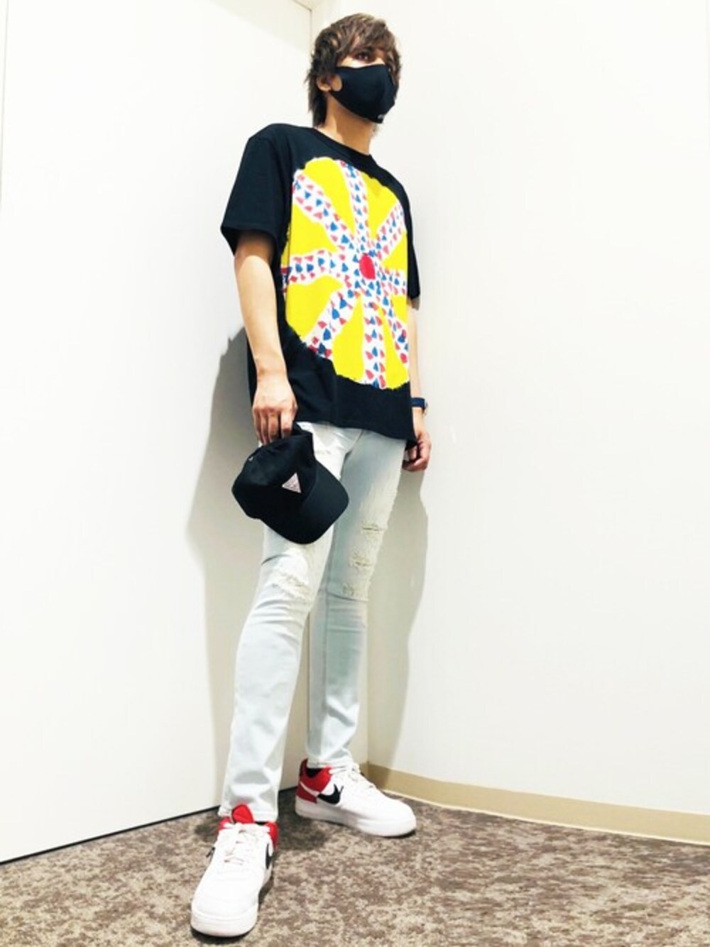 ブラック系のTシャツ/カットソー、ブルー系のデニムパンツ、ブルー系のキャップを着用したメンズの夏コーディネートの1枚目の写真