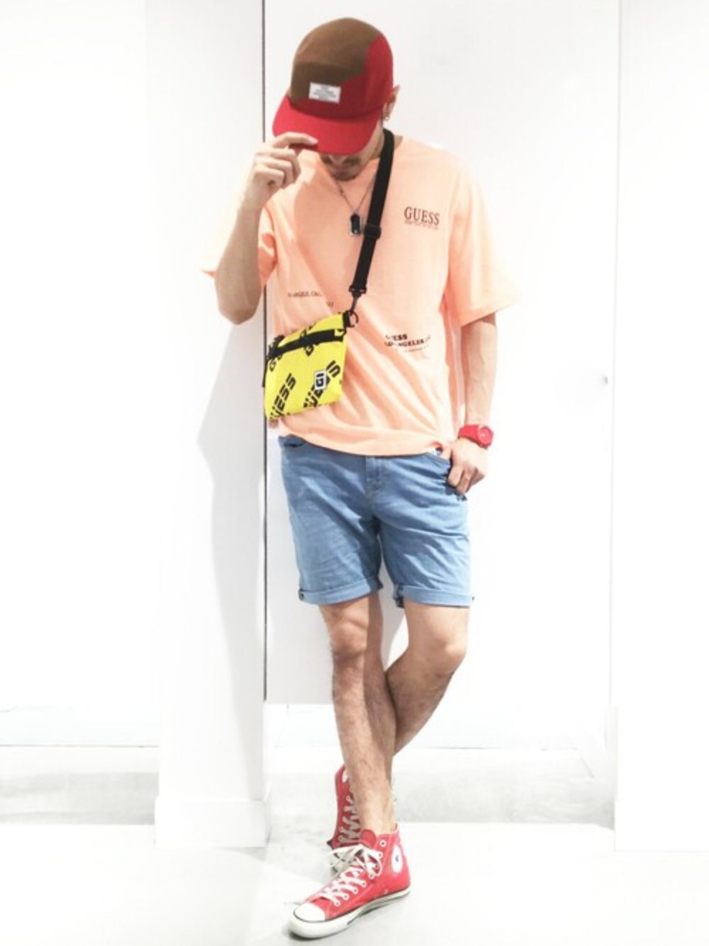 ブルー系のデニムパンツを着用したメンズの夏コーディネートの1枚目の写真