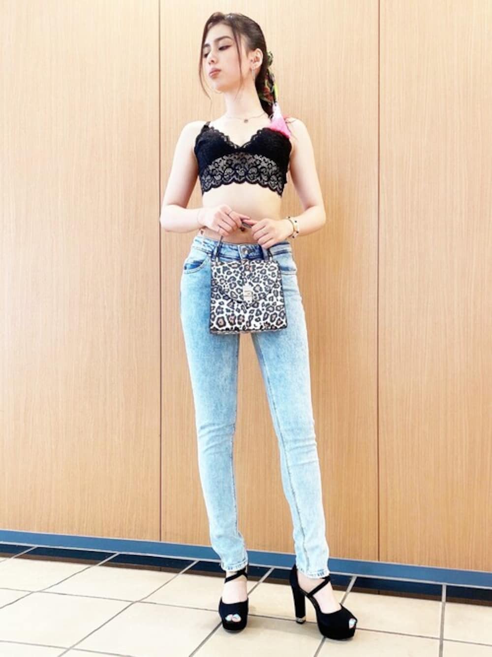「デニム、レオパード、夏、レース、デニムパンツ、キャミソール、夏コーデ、デニムコーデ、guess、guess東京ベイ」｜「GuessのLace Bralette（キャミソール、ブラック系）」を使った、GUESS JAPANさん（レディース・159cm）の夏コーディネートの1枚目の写真