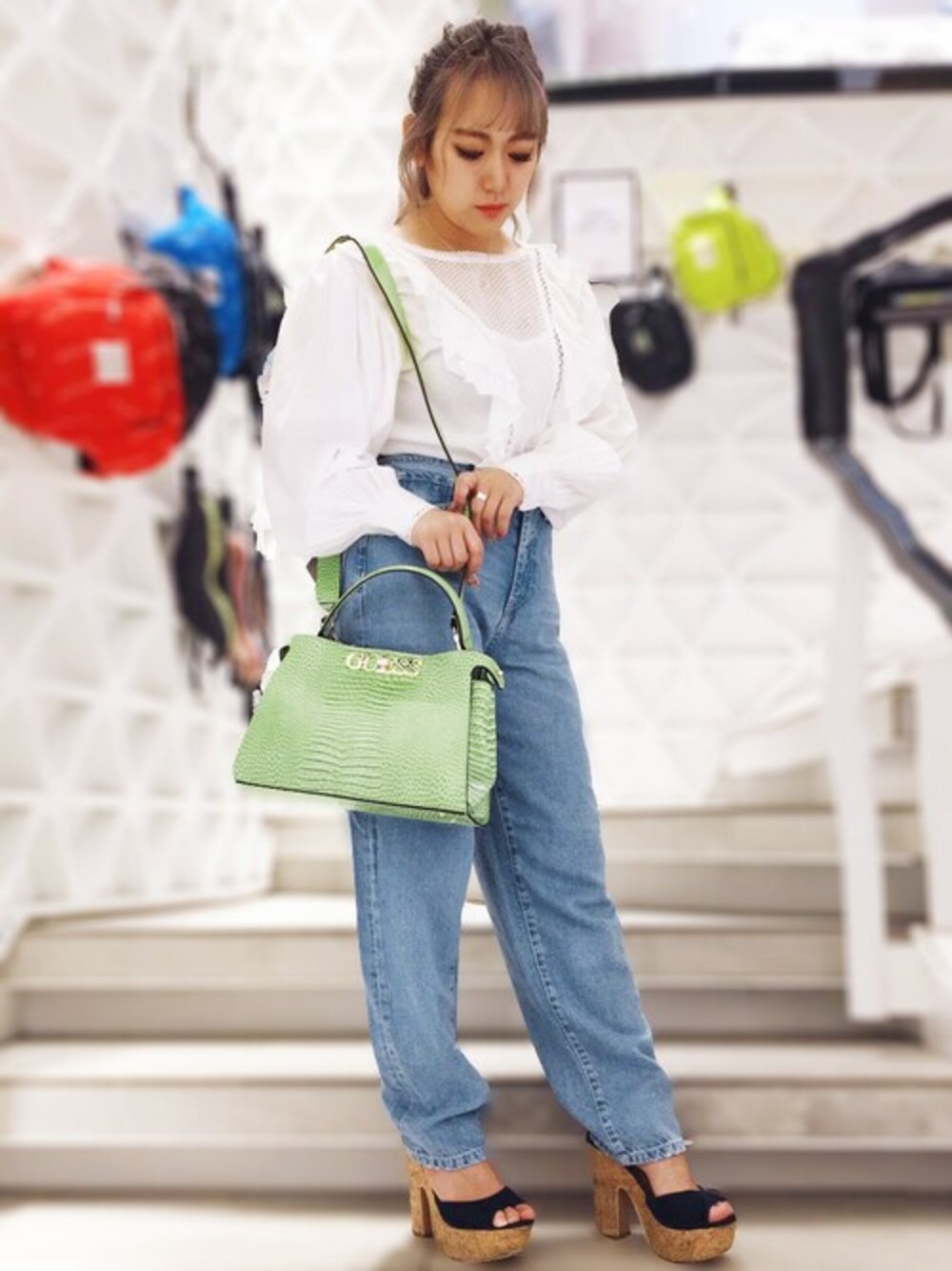 ホワイト系のシャツ/ブラウス、ブルー系のデニムパンツ、グリーン系のショルダーバッグを着用したレディースの夏コーディネートの1枚目の写真