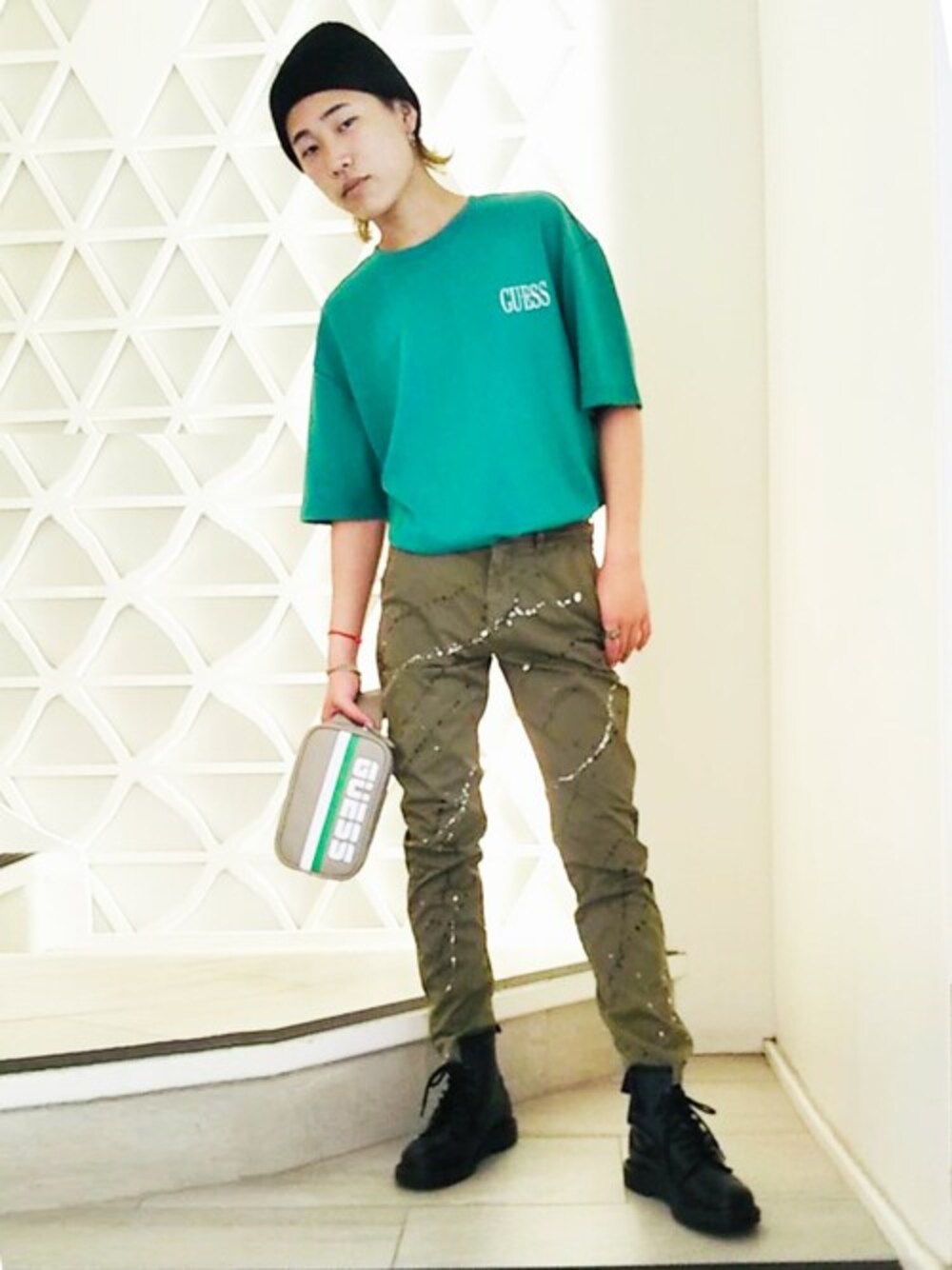 グリーン系のTシャツ/カットソー、グリーン系のチノパンツを着用したメンズの夏コーディネートの1枚目の写真