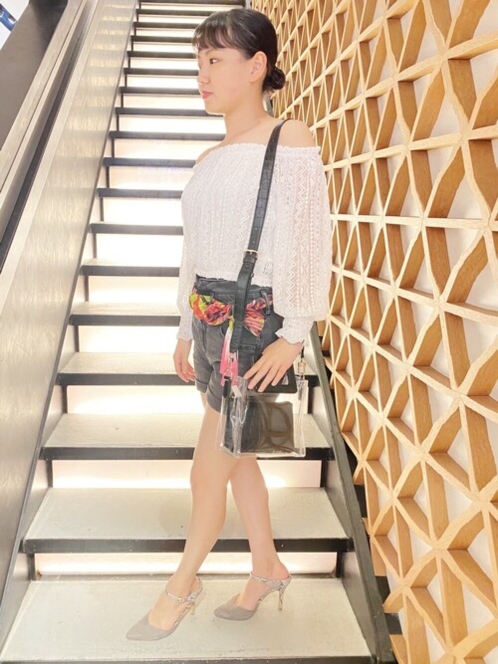 ブラック系のデニムパンツ、ブラック系のトートバッグを着用したレディースの夏コーディネートの1枚目の写真