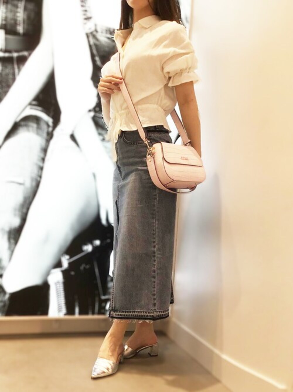 「ブラウス、スカート、夏、デニムスカート、シャツスタイル、夏コーデ、guess、guess東京ベイ」｜「Guessの3 Quarter Sleeve Lilla Top（シャツ/ブラウス、ホワイト系）」を使った、GUESS JAPANさん（メンズ・163cm）の夏コーディネートの1枚目の写真