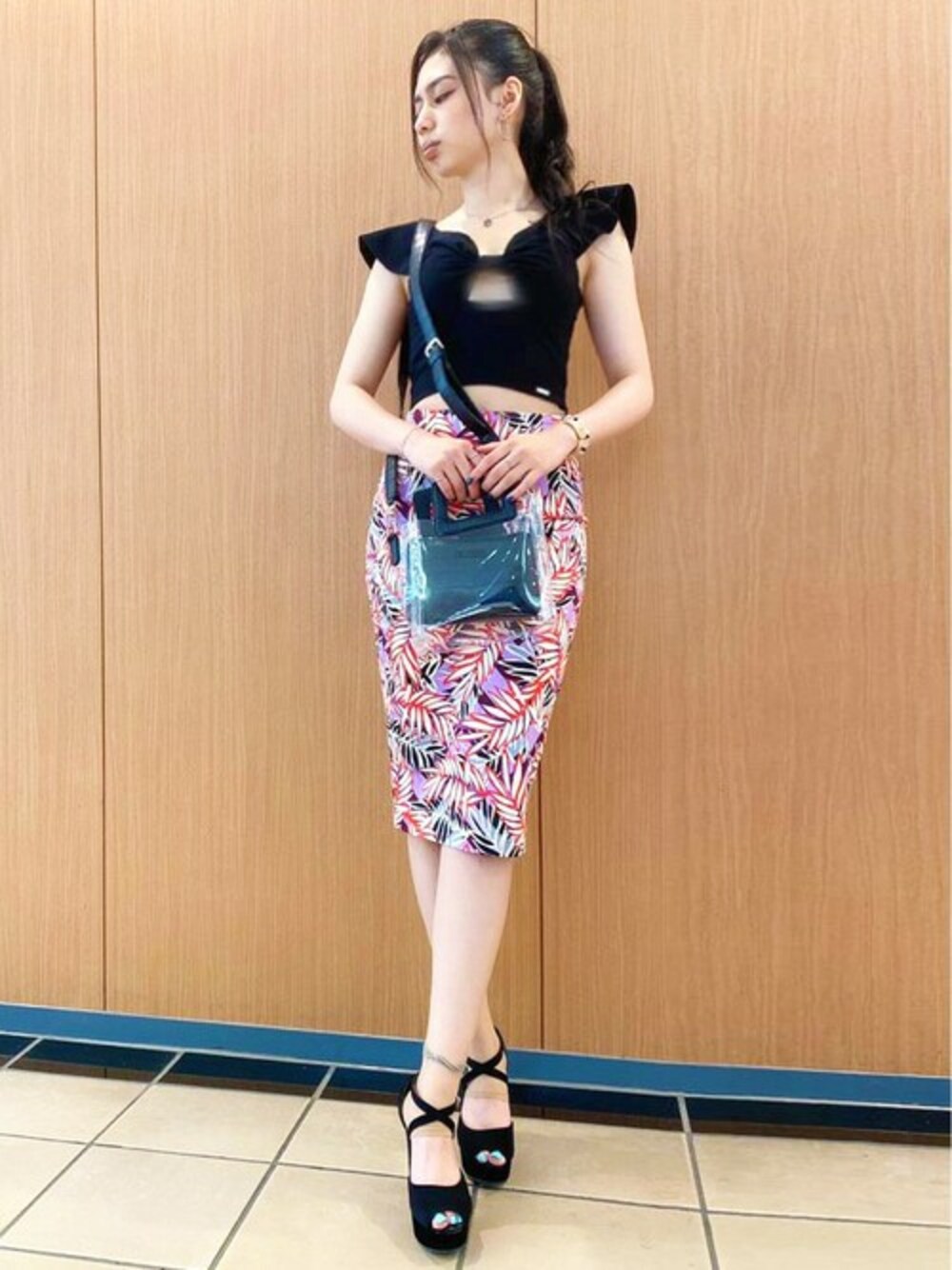 ブラック系のTシャツ/カットソー、レッド系のスカートを着用したレディースの夏コーディネートの1枚目の写真