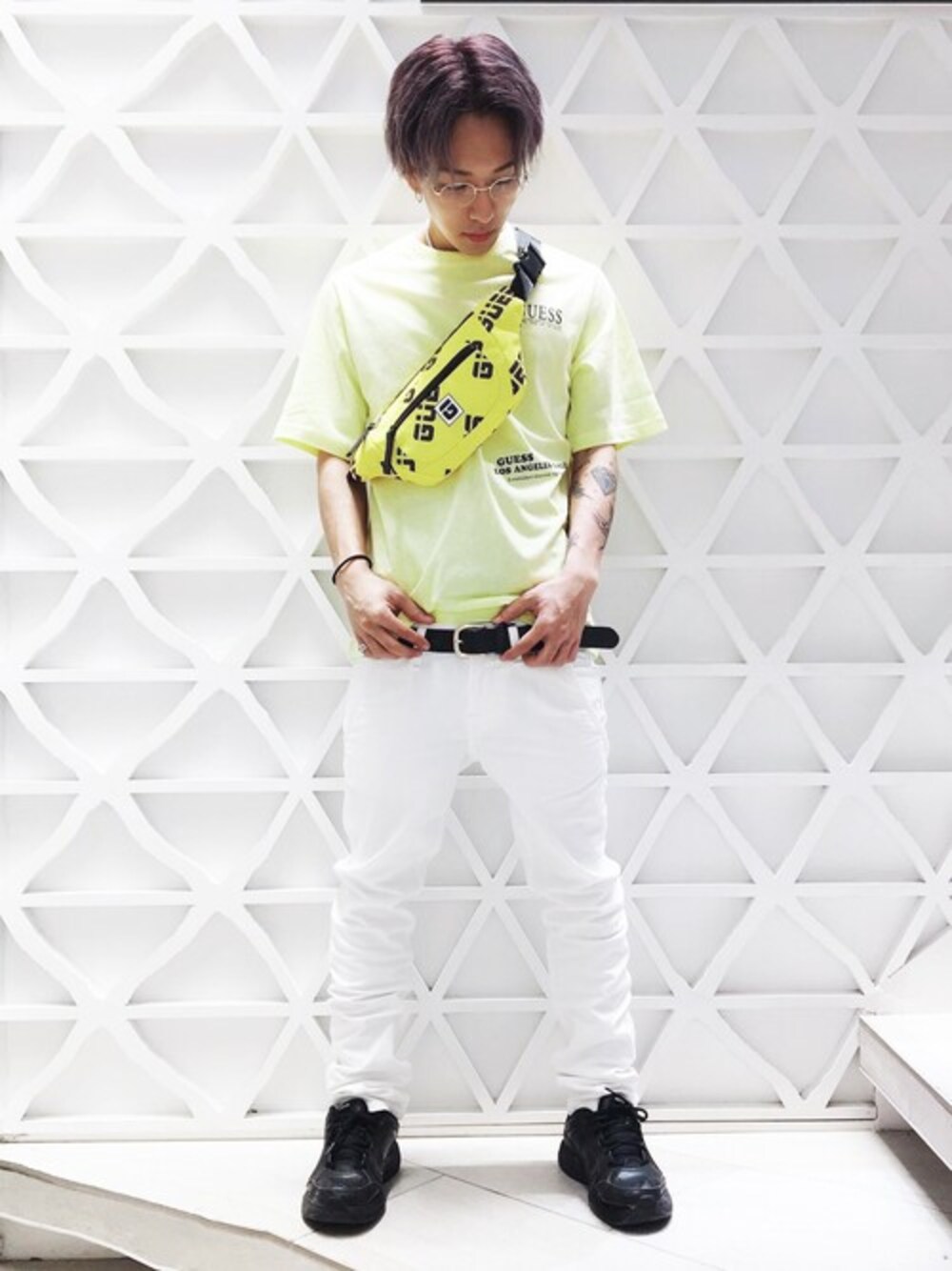 ホワイト系のデニムパンツ、イエロー系のボディバッグ/ウエストポーチを着用したメンズの夏コーディネートの1枚目の写真