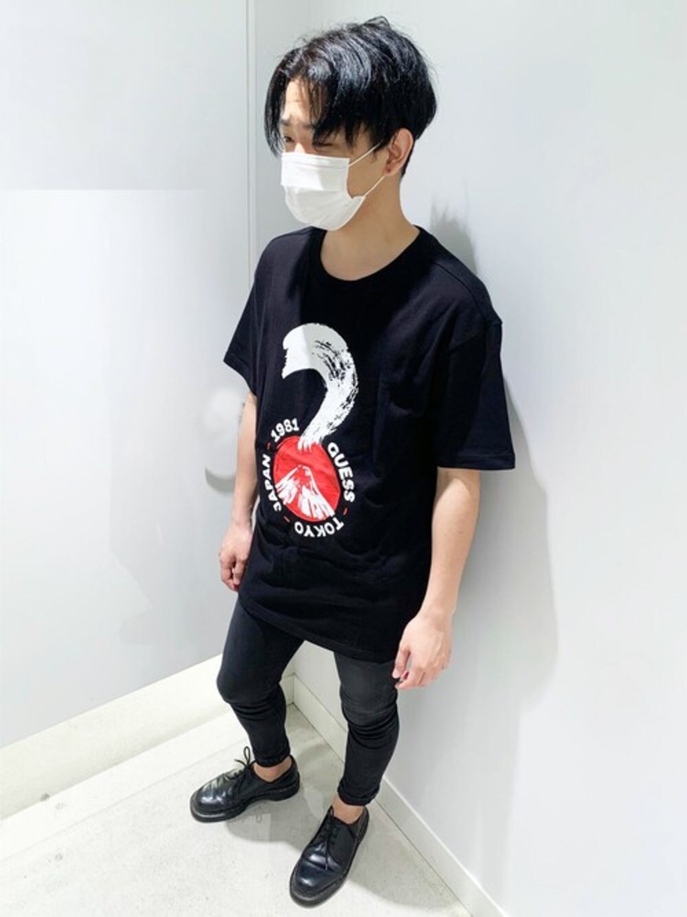 ブラック系のTシャツ/カットソー、ブルー系のデニムパンツを着用したレディースの夏コーディネートの1枚目の写真