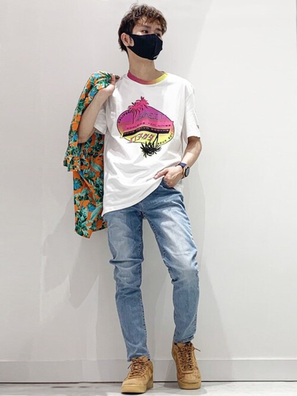 グリーン系のシャツ/ブラウス、ホワイト系のTシャツ/カットソー、ブルー系のデニムパンツを着用したメンズの夏コーディネートの1枚目の写真