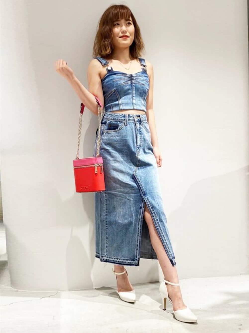 「デニム、ショルダーバッグ、デニムスカート、ロングスカート、ビスチェ、デニムオンデニム、guess、ウォッシュデニム、スリットスカート、デニムビスチェ」｜「GuessのDiana Bustier（キャミソール、ブルー系）」を使った、GUESS JAPANさん（レディース・153cm）の夏コーディネートの1枚目の写真
