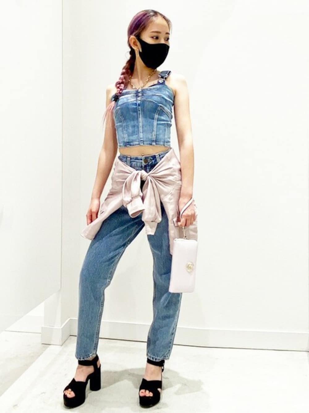 「デニム、ハイウエスト、ビスチェ、スリムパンツ、デニムオンデニム、スタイルアップ、ボンバージャケット、guess、デニムビスチェ、ライトデニム」｜「GuessのDiana Bustier（キャミソール、ブルー系）」を使った、GUESS JAPANさん（レディース・151cm）の夏コーディネートの1枚目の写真