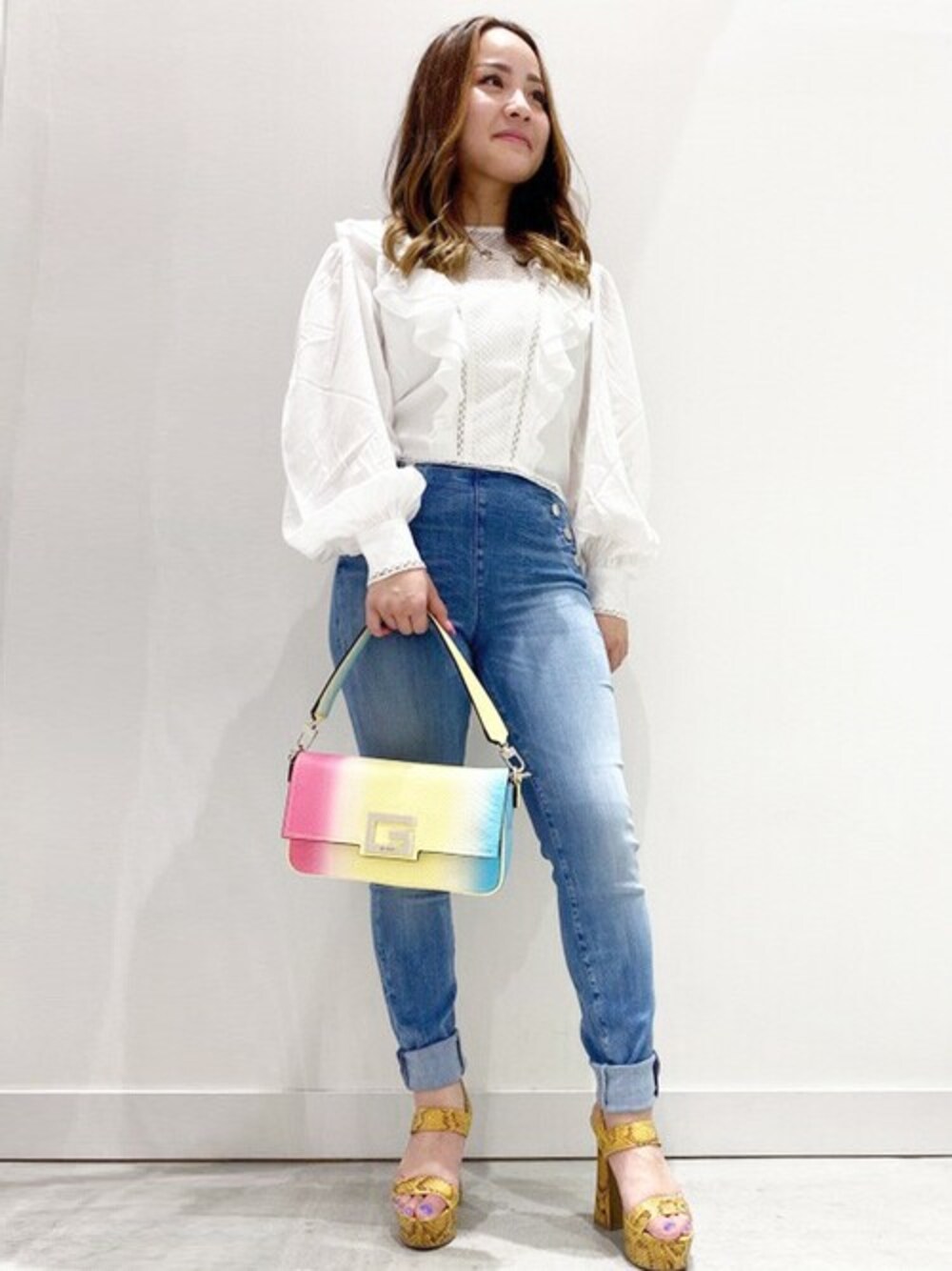 「ショルダーバッグ、グラデーション、ハイウエスト、フリル、スキニーデニム、guess、フリルトップス、ブルーデニム、レインボーカラー、ヒップアップ」｜「GuessのDafne Flounce Blouse（シャツ/ブラウス、ホワイト系）」を使った、GUESS JAPANさん（レディース・151cm）の夏コーディネートの1枚目の写真