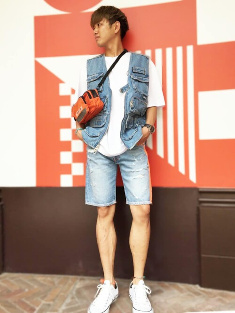 「デニム、オーバーサイズ、ハーフパンツ、デニムオンデニム、白Tシャツ、デニムベスト、guess、ラインパンツ、Guess Jeans 、ユーティリティベスト」｜「GuessのCircle Logo Tee（Tシャツ/カットソー、ホワイト系）」を使った、GUESS JAPANさん（メンズ・172cm）の夏コーディネートの1枚目の写真