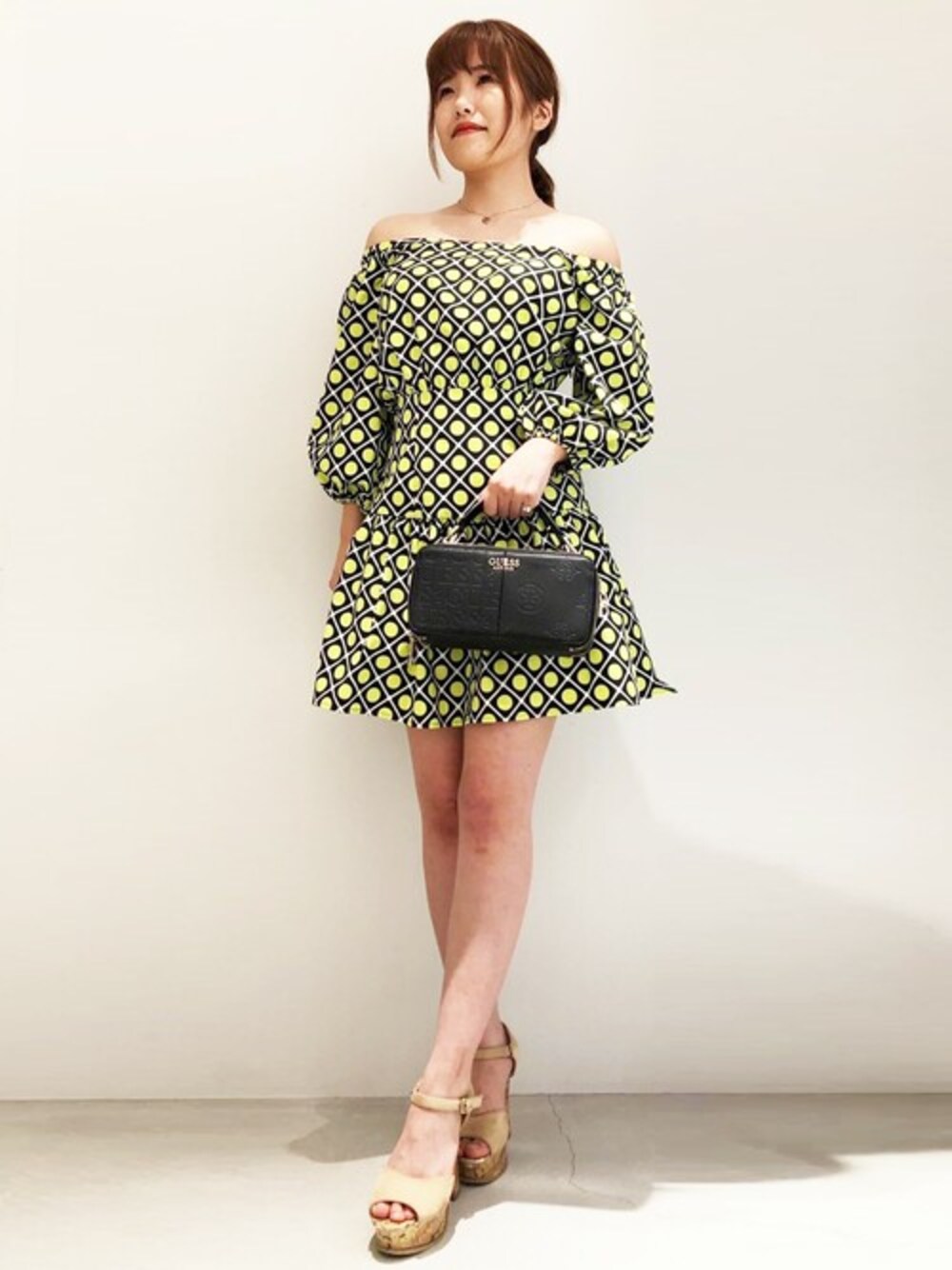 ブラック系のワンピース、シルバー系のネックレスを着用したレディースの夏コーディネートの1枚目の写真