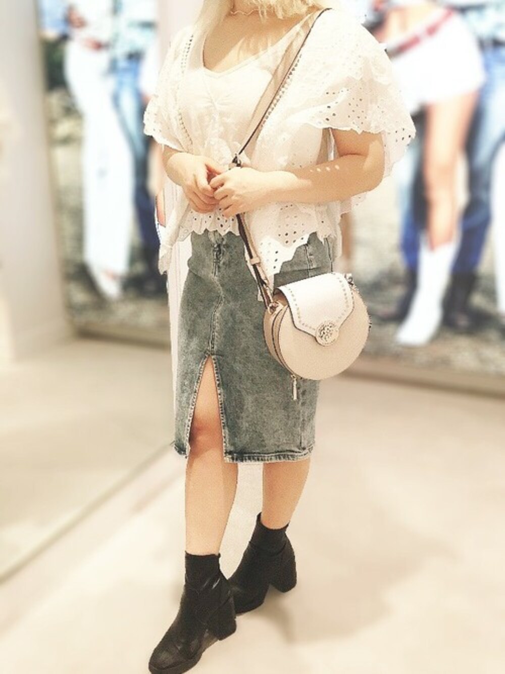 ホワイト系のTシャツ/カットソー、ブルー系のデニムスカート、ホワイト系のショルダーバッグを着用したレディースの夏コーディネートの1枚目の写真