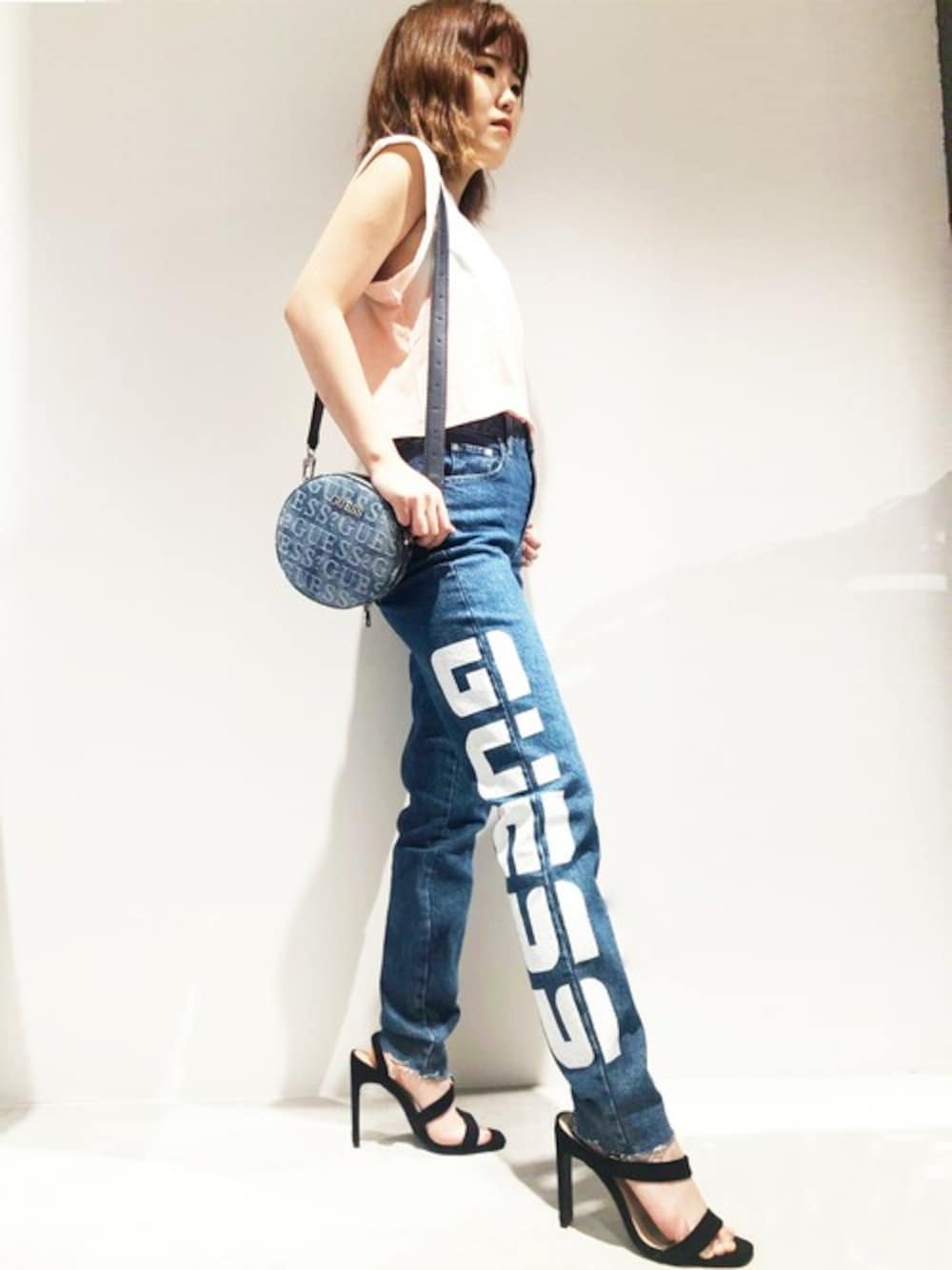 「デニム、グラデーション、ハイウエスト、デニムパンツ、guess、ゲス、ショート丈トップス、デニムバッグ、ボタンフライ、ラウンドバッグ」｜「GuessのSleeveless Sunrise Embroidery Cropped Tee（Tシャツ/カットソー、ホワイト系）」を使った、GUESS JAPANさん（レディース・153cm）の夏コーディネートの1枚目の写真