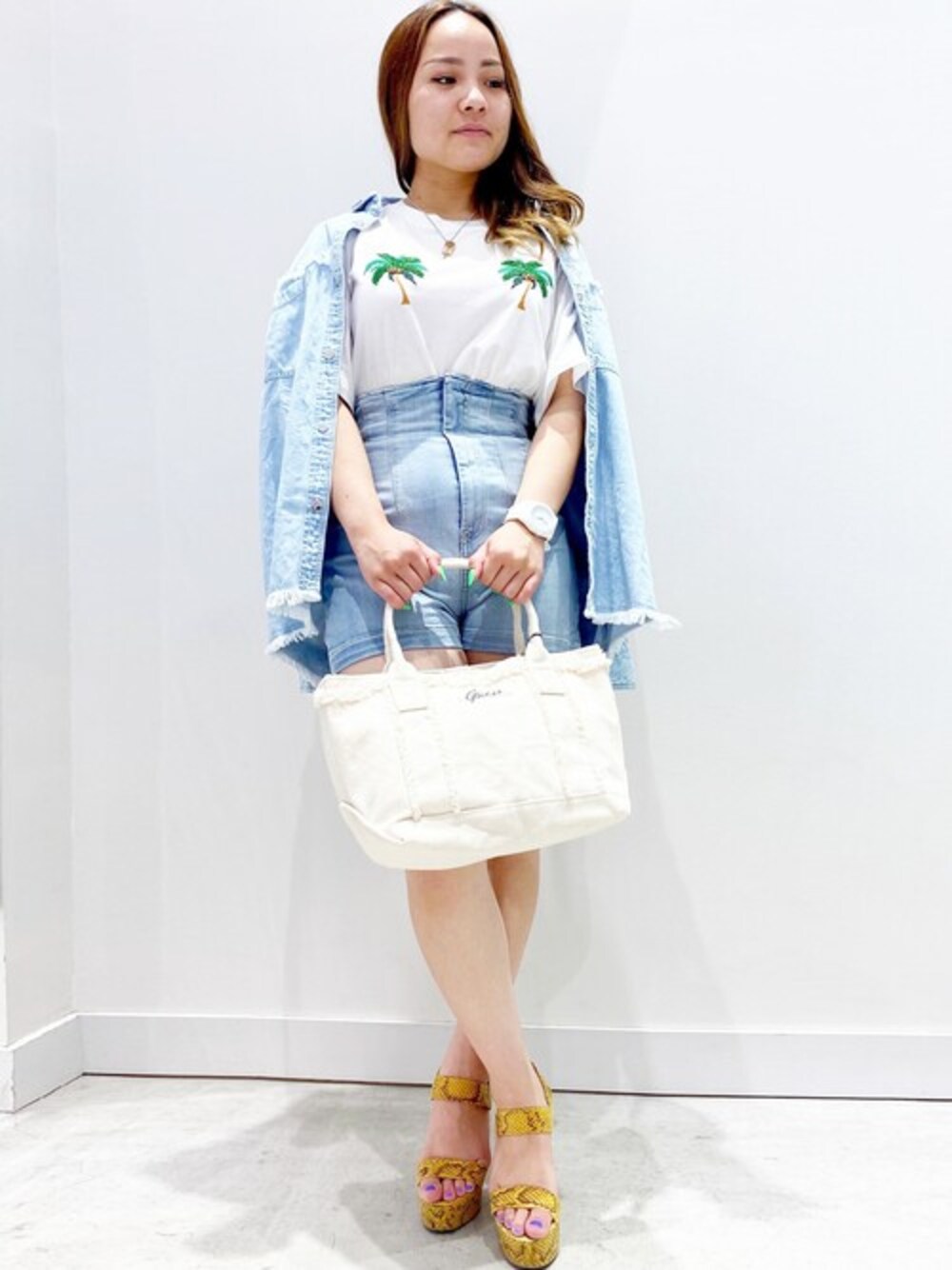 ホワイト系のTシャツ/カットソー、ブルー系のシャツ/ブラウス、ブルー系のデニムパンツを着用したレディースの夏コーディネートの1枚目の写真