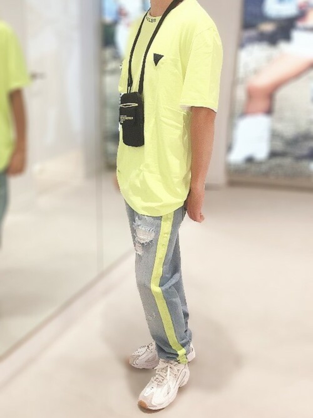 「デニム、ショルダーバッグ、Tシャツ、オーバーサイズ、ネオンカラー、ダメージデニムパンツ、guess、ネオンイエロー、ラインパンツ、Guess Jeans 」｜「GuessのJacquard Logo Crew-Neck Tee（Tシャツ/カットソー、イエロー系）」を使った、GUESS JAPANさん（メンズ・167cm）の夏コーディネートの1枚目の写真