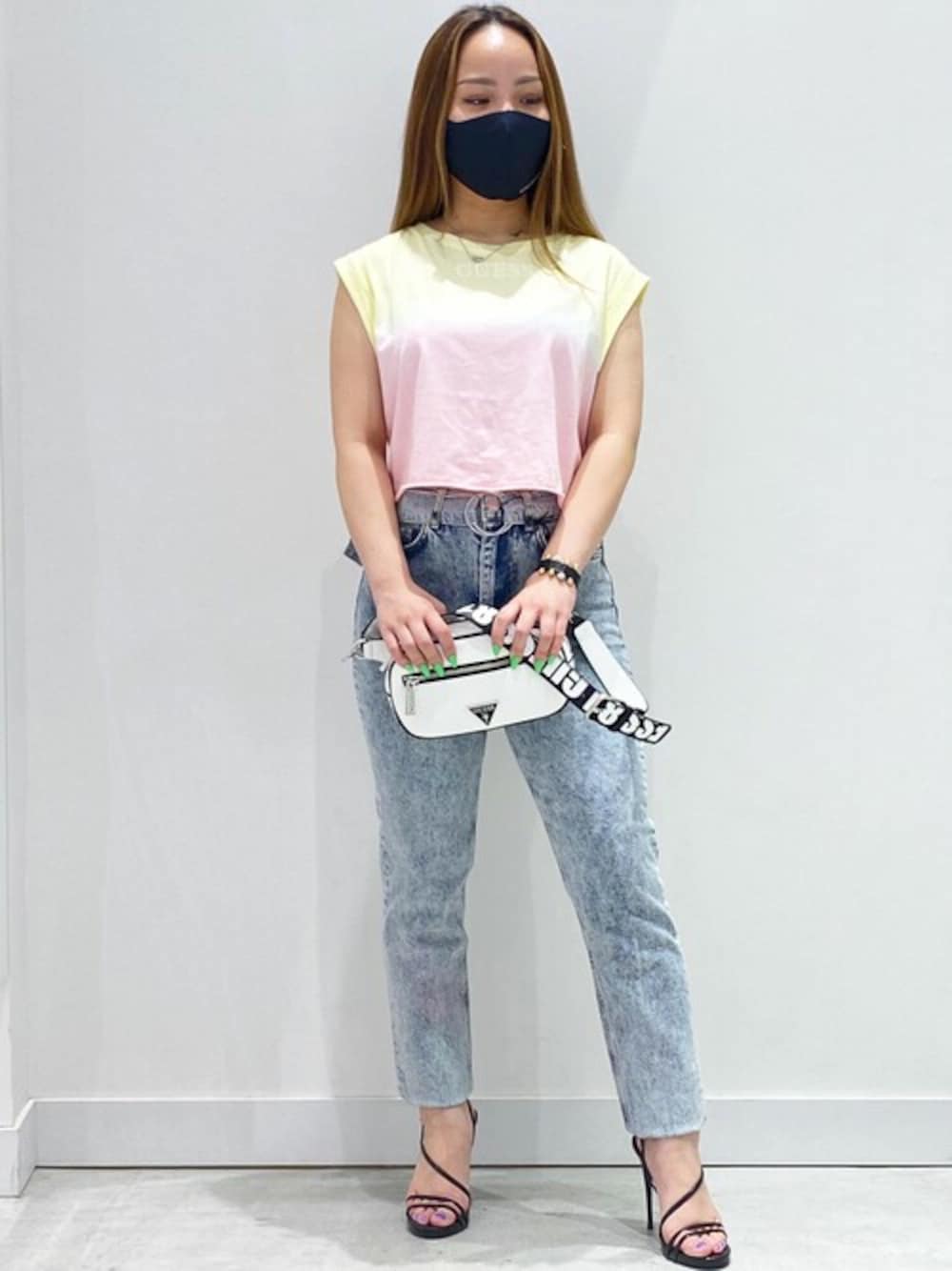 「デニム、グラデーション、ハイウエスト、ケミカルウォッシュ、ベルト付き、ウエストポーチ、guess、ゲス、ショート丈トップス、レザーブレスレット」｜「GuessのSleeveless Sunrise Embroidery Cropped Tee（Tシャツ/カットソー、イエロー系）」を使った、GUESS JAPANさん（レディース・151cm）の夏コーディネートの1枚目の写真