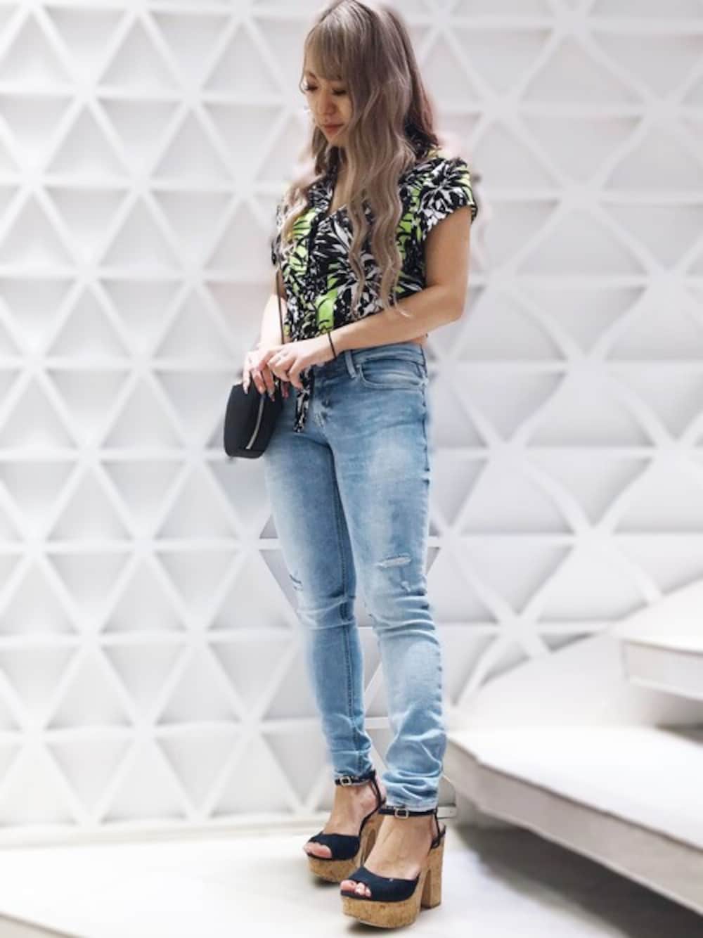 「デニム、ショルダーバッグ、スキニーデニム、ボタニカル柄、アロハシャツ、guess、ゲス、ショート丈トップス、ローライズ、ラウンドバッグ」｜「GuessのAstrid S/S Shirt（シャツ/ブラウス、その他）」を使った、GUESS JAPANさん（レディース・148cm）の夏コーディネートの1枚目の写真