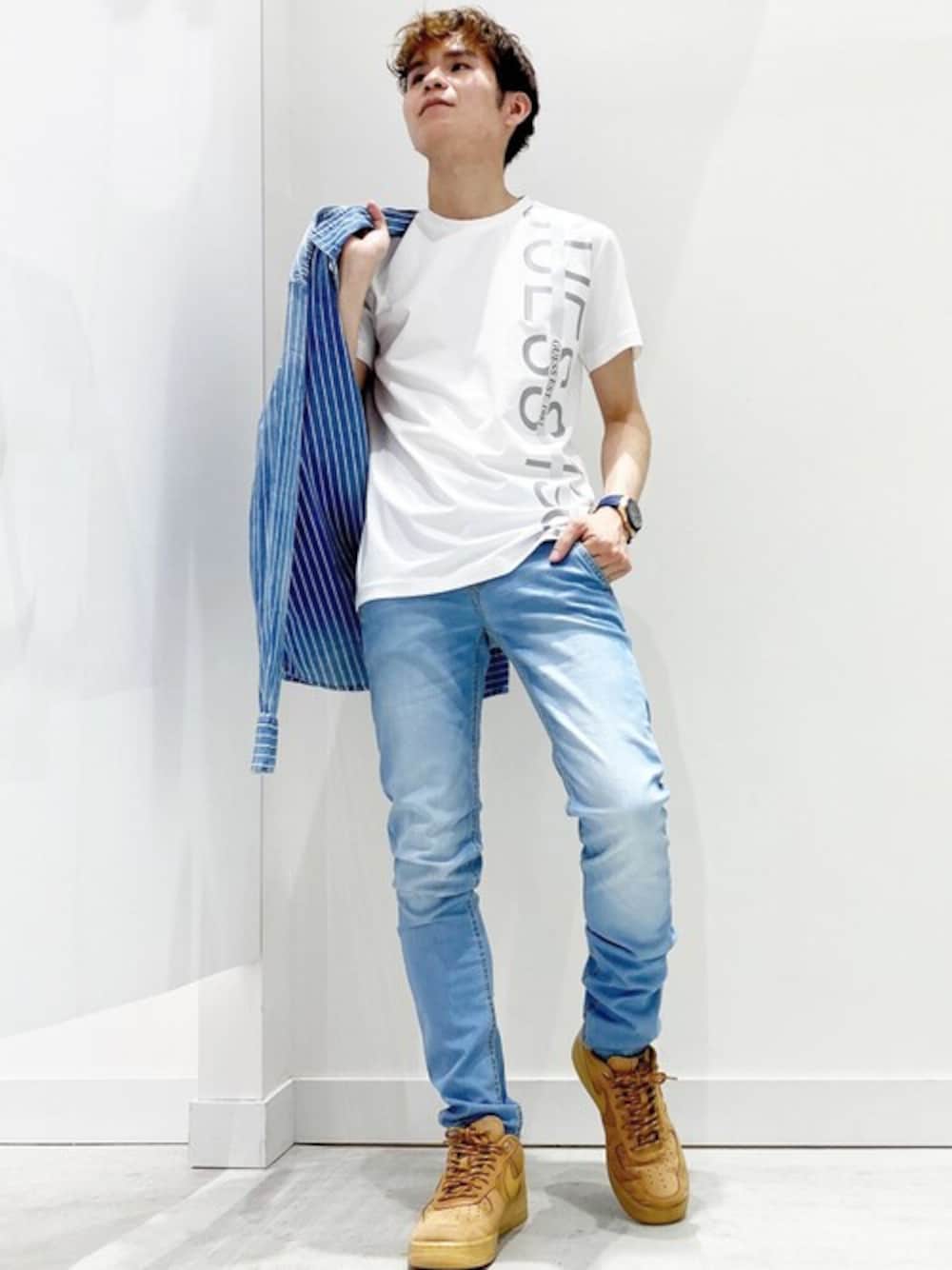 「デニム、ストライプ、デニムシャツ、デニムパンツ、ストライプシャツ、白Tシャツ、guess、ゲス、サマースタイル、Guess Jeans 」｜「GuessのEst.1981 Line Logo Tee（Tシャツ/カットソー、ホワイト系）」を使った、GUESS JAPANさん（メンズ・168cm）の夏コーディネートの1枚目の写真