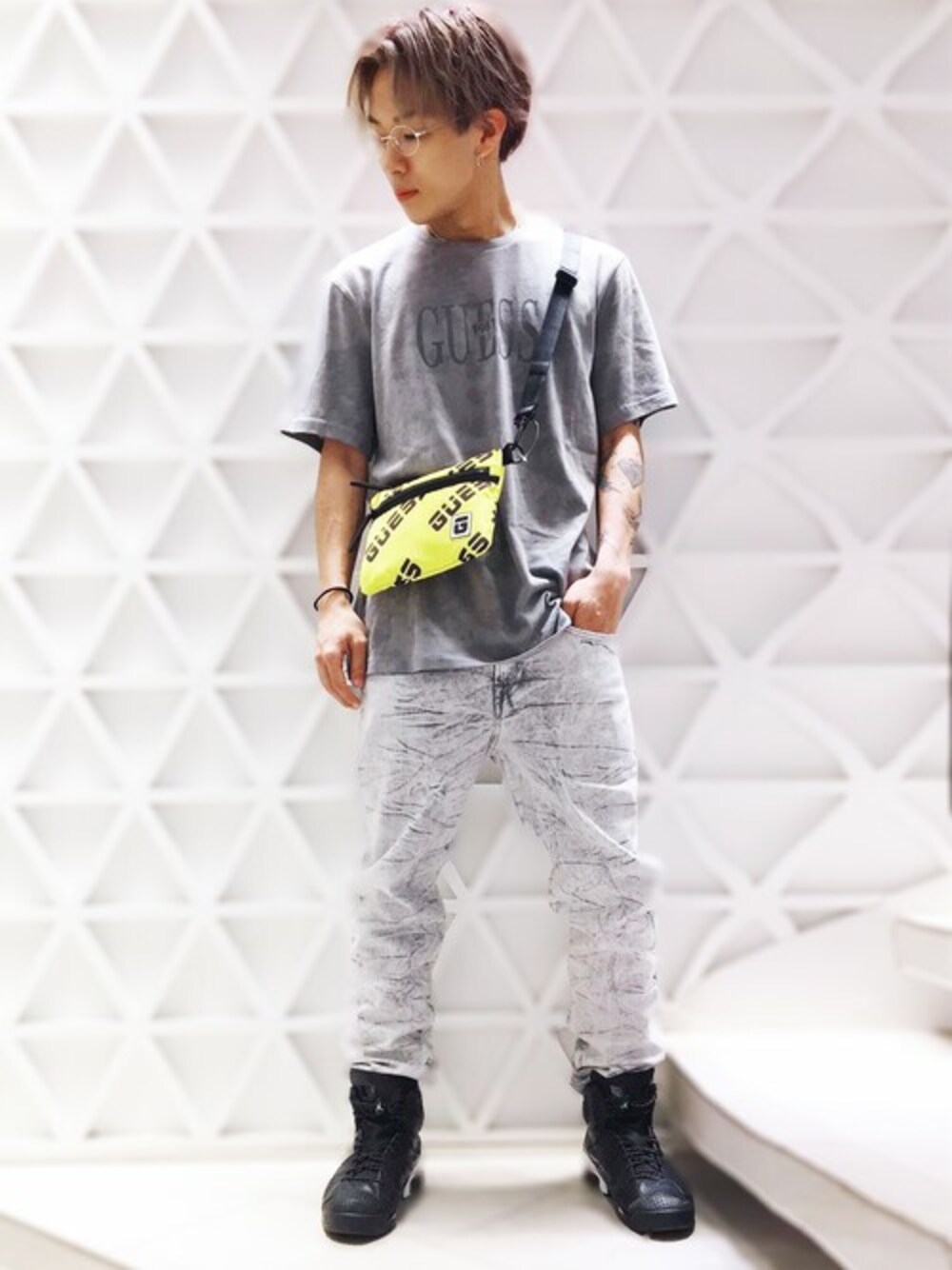 グレー系のTシャツ/カットソー、グレー系のデニムパンツを着用したメンズの夏コーディネートの1枚目の写真